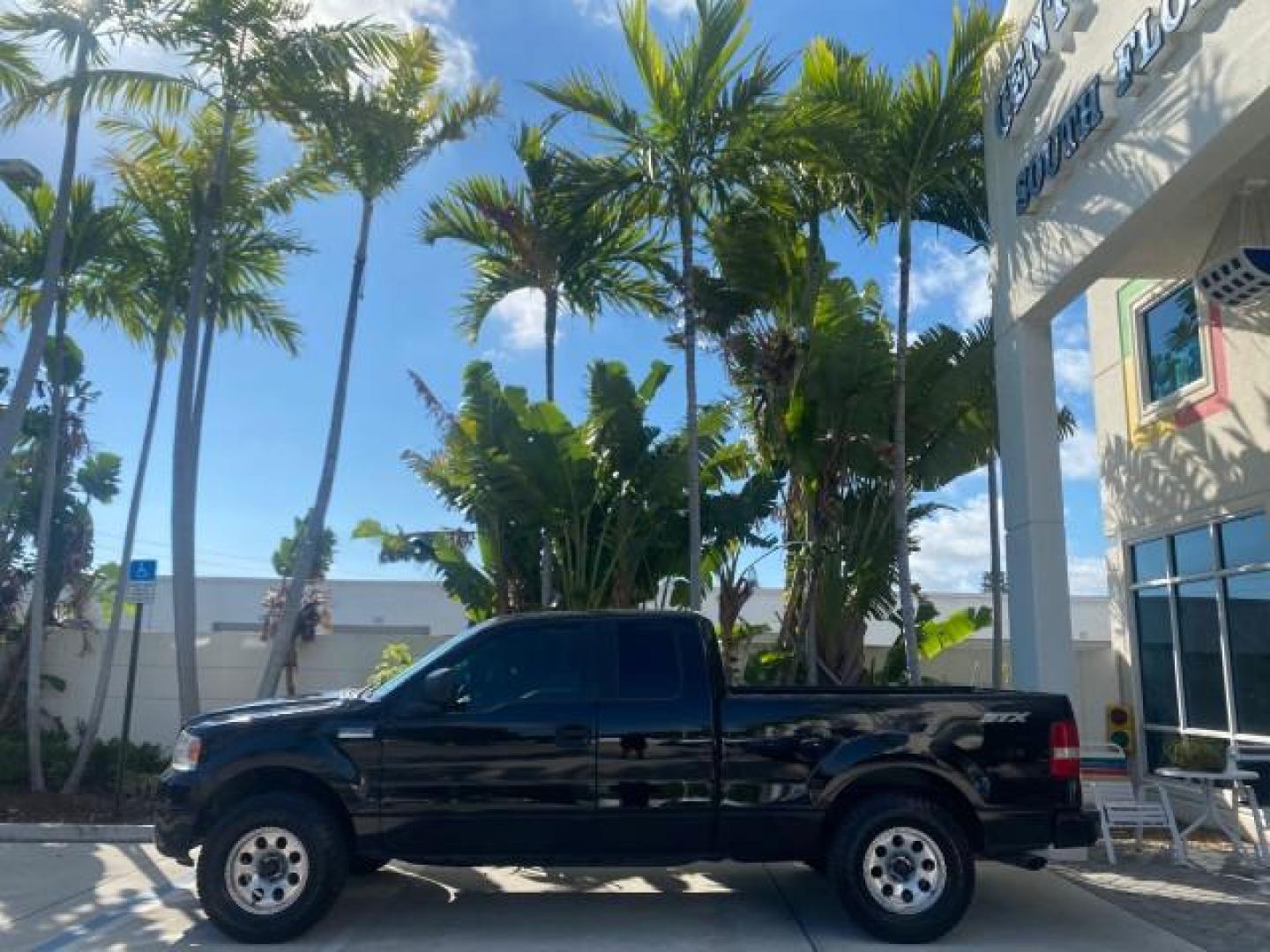 2006 Black /Flint Ford F-150 STX 4 DOOR LOW MILES 92,223 (1FTRX12W56N) with an 4.6L EFI V8 Engine engine, Automatic transmission, located at 4701 North Dixie Hwy, Pompano Beach, FL, 33064, (954) 422-2889, 26.240938, -80.123474 - OUR WEBPAGE FLORIDACARS1.COM HAS OVER 100 PHOTOS AND FREE CARFAX LINK 2006 FORD F-150 XL STX 4 DOOR EXTRA CAB ICE COLD AIR VIN: 1FTRX12W56NA41794 1 F T R X 1 2 W 5 6 N A 4 1 7 9 4 4 DOOR EXTENDED CAB PICKUP 4.6L V8 F GASOLINE 19 MPG REAR WHEEL DRIVE Features ABS Brakes Air Conditioning Alloy Wheels - Photo#31