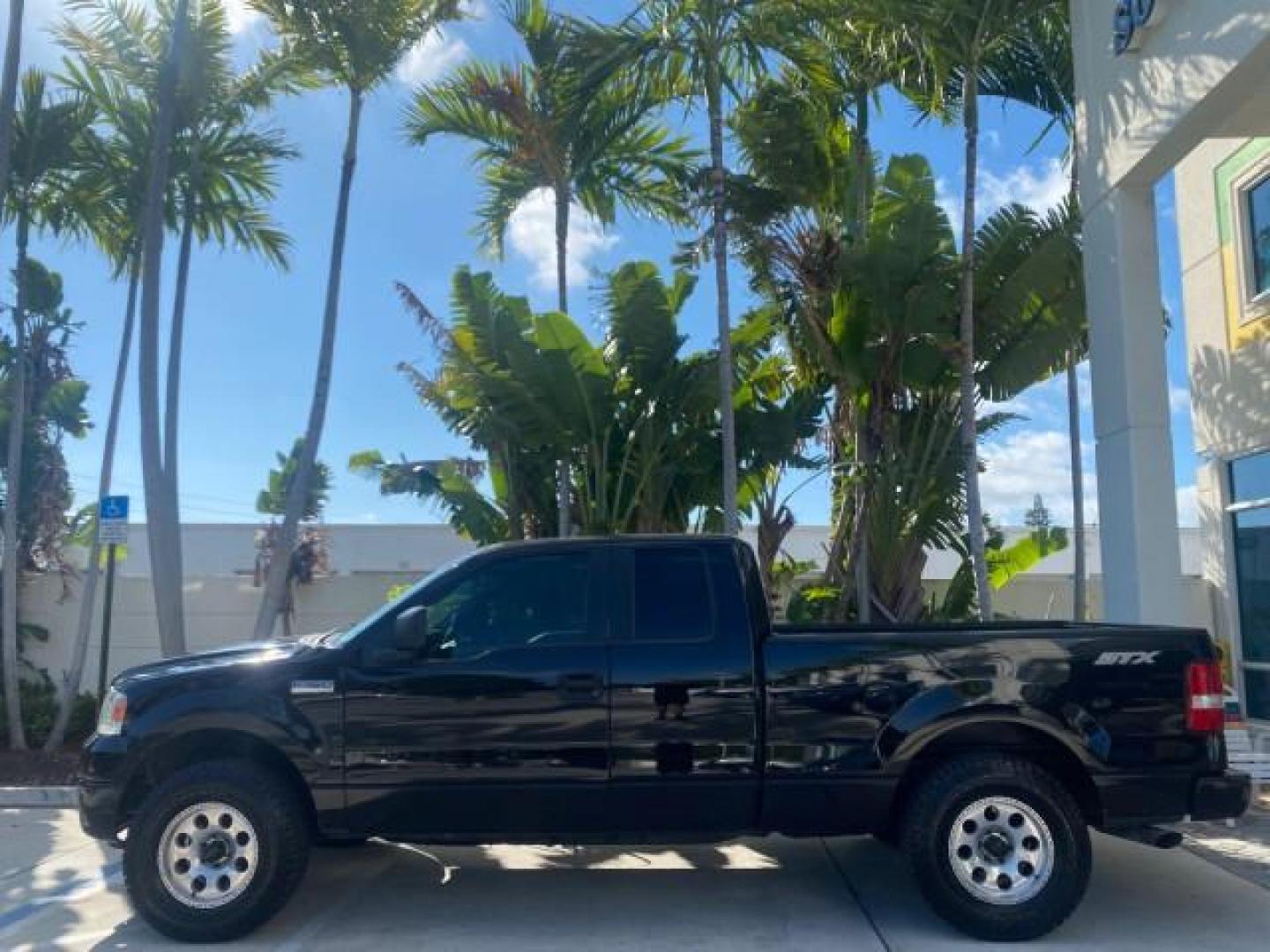 2006 Black /Flint Ford F-150 STX 4 DOOR LOW MILES 92,223 (1FTRX12W56N) with an 4.6L EFI V8 Engine engine, Automatic transmission, located at 4701 North Dixie Hwy, Pompano Beach, FL, 33064, (954) 422-2889, 26.240938, -80.123474 - OUR WEBPAGE FLORIDACARS1.COM HAS OVER 100 PHOTOS AND FREE CARFAX LINK 2006 FORD F-150 XL STX 4 DOOR EXTRA CAB ICE COLD AIR VIN: 1FTRX12W56NA41794 1 F T R X 1 2 W 5 6 N A 4 1 7 9 4 4 DOOR EXTENDED CAB PICKUP 4.6L V8 F GASOLINE 19 MPG REAR WHEEL DRIVE Features ABS Brakes Air Conditioning Alloy Wheels - Photo#32