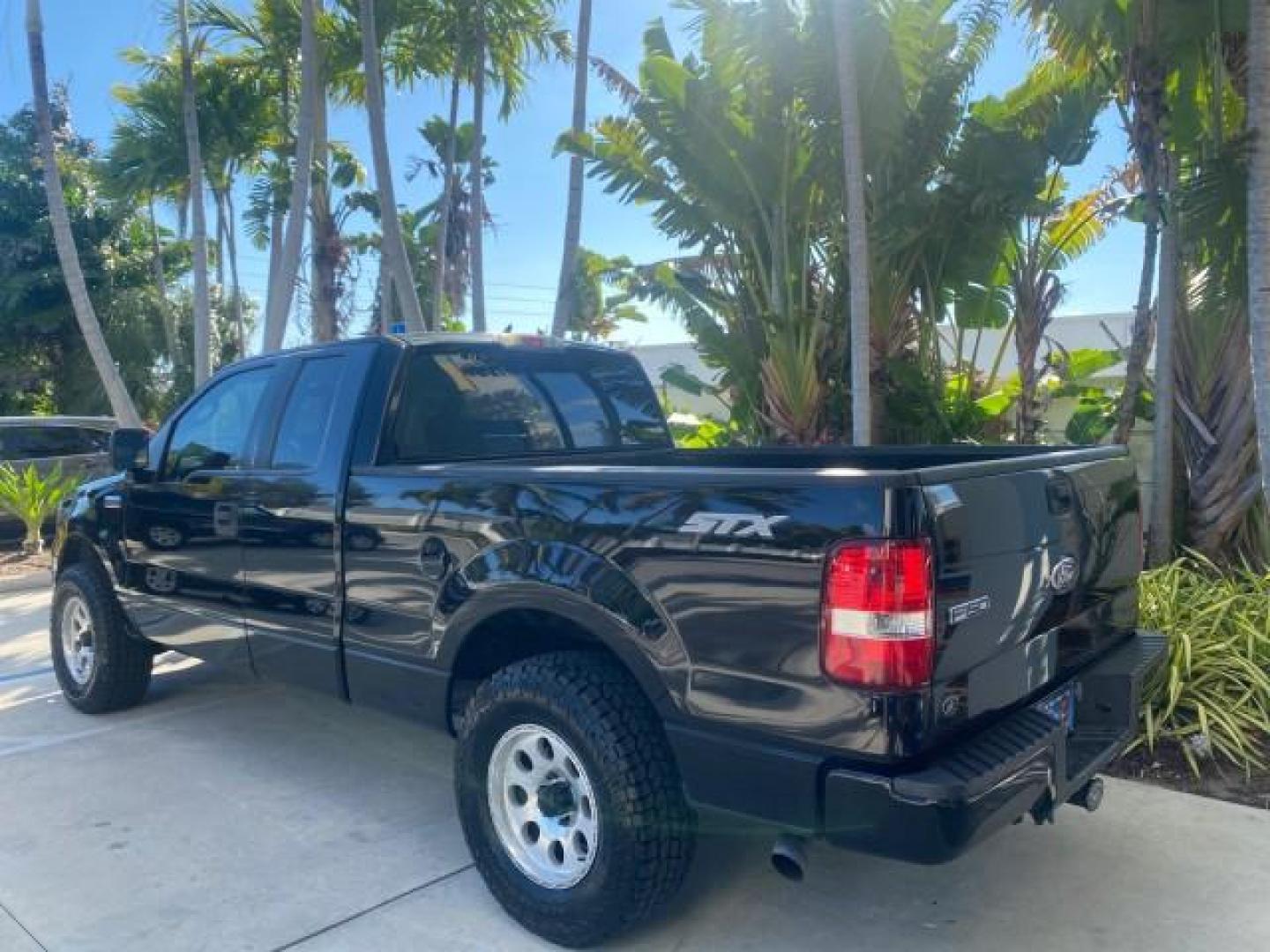 2006 Black /Flint Ford F-150 STX 4 DOOR LOW MILES 92,223 (1FTRX12W56N) with an 4.6L EFI V8 Engine engine, Automatic transmission, located at 4701 North Dixie Hwy, Pompano Beach, FL, 33064, (954) 422-2889, 26.240938, -80.123474 - OUR WEBPAGE FLORIDACARS1.COM HAS OVER 100 PHOTOS AND FREE CARFAX LINK 2006 FORD F-150 XL STX 4 DOOR EXTRA CAB ICE COLD AIR VIN: 1FTRX12W56NA41794 1 F T R X 1 2 W 5 6 N A 4 1 7 9 4 4 DOOR EXTENDED CAB PICKUP 4.6L V8 F GASOLINE 19 MPG REAR WHEEL DRIVE Features ABS Brakes Air Conditioning Alloy Wheels - Photo#34