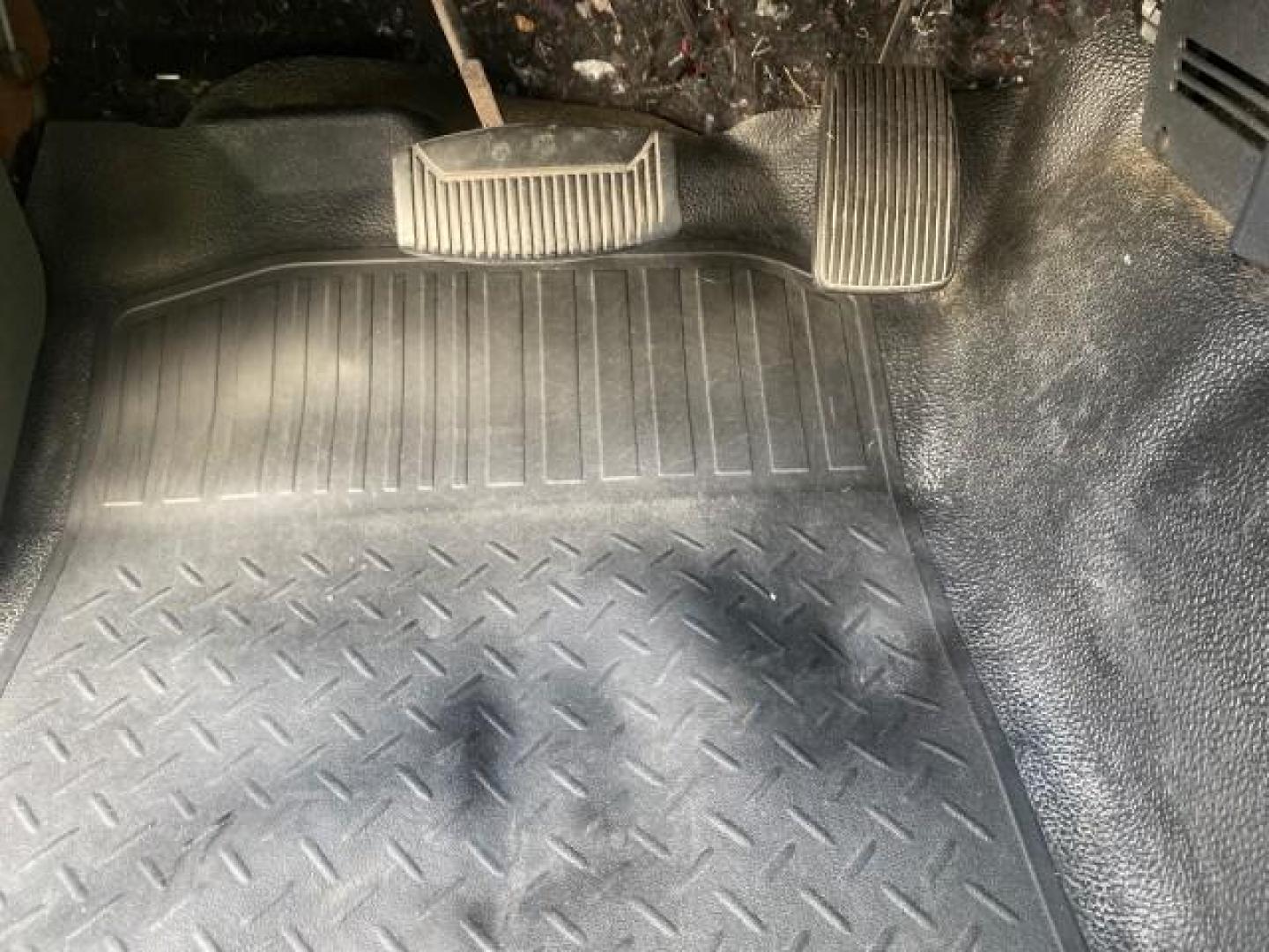 2006 Black /Flint Ford F-150 STX 4 DOOR LOW MILES 92,223 (1FTRX12W56N) with an 4.6L EFI V8 Engine engine, Automatic transmission, located at 4701 North Dixie Hwy, Pompano Beach, FL, 33064, (954) 422-2889, 26.240938, -80.123474 - OUR WEBPAGE FLORIDACARS1.COM HAS OVER 100 PHOTOS AND FREE CARFAX LINK 2006 FORD F-150 XL STX 4 DOOR EXTRA CAB ICE COLD AIR VIN: 1FTRX12W56NA41794 1 F T R X 1 2 W 5 6 N A 4 1 7 9 4 4 DOOR EXTENDED CAB PICKUP 4.6L V8 F GASOLINE 19 MPG REAR WHEEL DRIVE Features ABS Brakes Air Conditioning Alloy Wheels - Photo#54