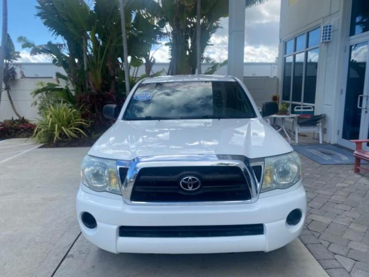 2005 Super White /Graphite Toyota Tacoma LOW MILES 58,735 X CAB (5TETX22N55Z) with an 2.7L DOHC EFI 16-Valve I4 VVT-i Engine engine, Automatic transmission, located at 4701 North Dixie Hwy, Pompano Beach, FL, 33064, (954) 422-2889, 26.240938, -80.123474 - OUR WEBPAGE FLORIDACARS1.COM HAS OVER 100 PHOTOS AND FREE CARFAX LINK 2005 TOYOTA TACOMA VIN: 5TETX22N55Z028901 5 T E T X 2 2 N 5 5 Z 0 2 8 9 0 1 CLUB CAB PICKUP 2.7L I4 F DOHC 16V GASOLINE 26 MPG REAR WHEEL DRIVE Features ABS Brakes AM/FM Stereo Automatic Transmission CD Audio Cloth Seats Cruise Co- Photo#2