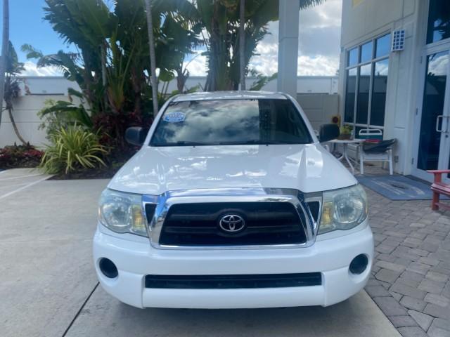 2005 Super White /Graphite Toyota Tacoma LOW MILES 58,735 X CAB (5TETX22N55Z) with an 2.7L DOHC EFI 16-Valve I4 VVT-i Engine engine, Automatic transmission, located at 4701 North Dixie Hwy, Pompano Beach, FL, 33064, (954) 422-2889, 26.240938, -80.123474 - OUR WEBPAGE FLORIDACARS1.COM HAS OVER 100 PHOTOS AND FREE CARFAX LINK 2005 TOYOTA TACOMA VIN: 5TETX22N55Z028901 5 T E T X 2 2 N 5 5 Z 0 2 8 9 0 1 CLUB CAB PICKUP 2.7L I4 F DOHC 16V GASOLINE 26 MPG REAR WHEEL DRIVE Features ABS Brakes AM/FM Stereo Automatic Transmission CD Audio Cloth Seats Cruise Co - Photo#2