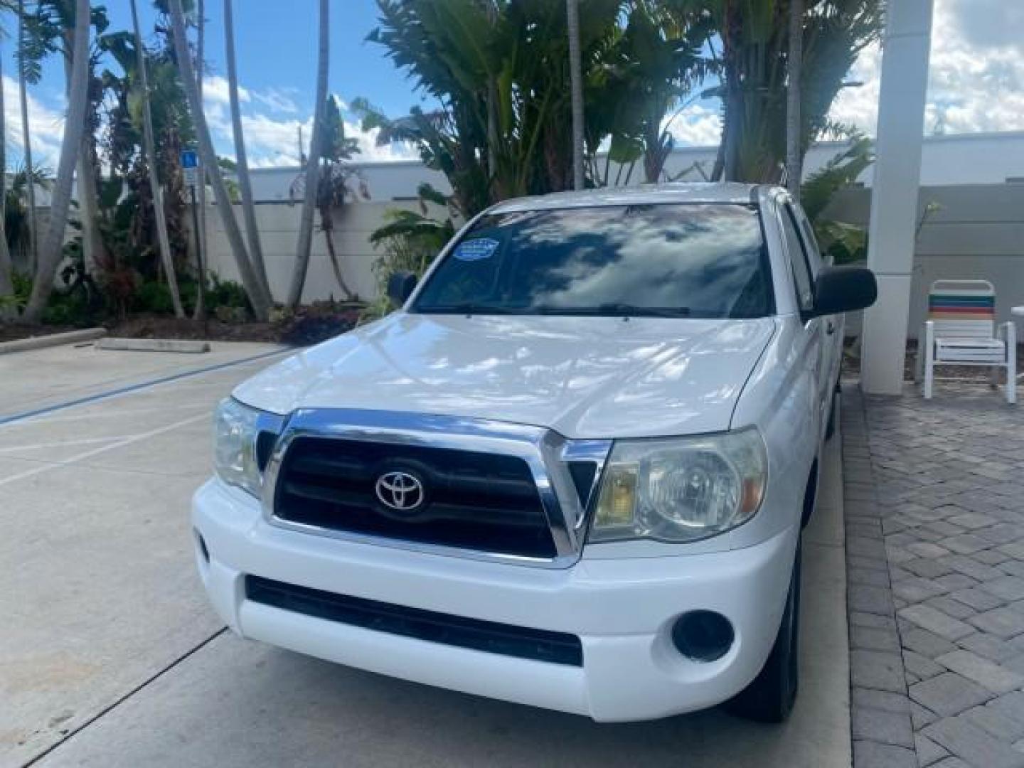 2005 Super White /Graphite Toyota Tacoma LOW MILES 58,735 X CAB (5TETX22N55Z) with an 2.7L DOHC EFI 16-Valve I4 VVT-i Engine engine, Automatic transmission, located at 4701 North Dixie Hwy, Pompano Beach, FL, 33064, (954) 422-2889, 26.240938, -80.123474 - OUR WEBPAGE FLORIDACARS1.COM HAS OVER 100 PHOTOS AND FREE CARFAX LINK 2005 TOYOTA TACOMA VIN: 5TETX22N55Z028901 5 T E T X 2 2 N 5 5 Z 0 2 8 9 0 1 CLUB CAB PICKUP 2.7L I4 F DOHC 16V GASOLINE 26 MPG REAR WHEEL DRIVE Features ABS Brakes AM/FM Stereo Automatic Transmission CD Audio Cloth Seats Cruise Co- Photo#3