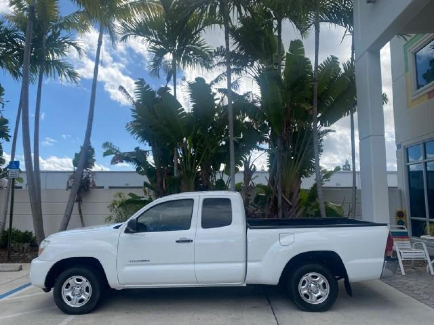 2005 Super White /Graphite Toyota Tacoma LOW MILES 58,735 X CAB (5TETX22N55Z) with an 2.7L DOHC EFI 16-Valve I4 VVT-i Engine engine, Automatic transmission, located at 4701 North Dixie Hwy, Pompano Beach, FL, 33064, (954) 422-2889, 26.240938, -80.123474 - OUR WEBPAGE FLORIDACARS1.COM HAS OVER 100 PHOTOS AND FREE CARFAX LINK 2005 TOYOTA TACOMA VIN: 5TETX22N55Z028901 5 T E T X 2 2 N 5 5 Z 0 2 8 9 0 1 CLUB CAB PICKUP 2.7L I4 F DOHC 16V GASOLINE 26 MPG REAR WHEEL DRIVE Features ABS Brakes AM/FM Stereo Automatic Transmission CD Audio Cloth Seats Cruise Co- Photo#4