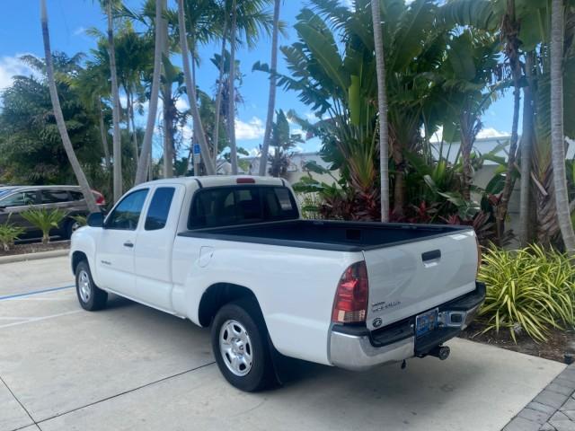 2005 Super White /Graphite Toyota Tacoma LOW MILES 58,735 X CAB (5TETX22N55Z) with an 2.7L DOHC EFI 16-Valve I4 VVT-i Engine engine, Automatic transmission, located at 4701 North Dixie Hwy, Pompano Beach, FL, 33064, (954) 422-2889, 26.240938, -80.123474 - OUR WEBPAGE FLORIDACARS1.COM HAS OVER 100 PHOTOS AND FREE CARFAX LINK 2005 TOYOTA TACOMA VIN: 5TETX22N55Z028901 5 T E T X 2 2 N 5 5 Z 0 2 8 9 0 1 CLUB CAB PICKUP 2.7L I4 F DOHC 16V GASOLINE 26 MPG REAR WHEEL DRIVE Features ABS Brakes AM/FM Stereo Automatic Transmission CD Audio Cloth Seats Cruise Co - Photo#5