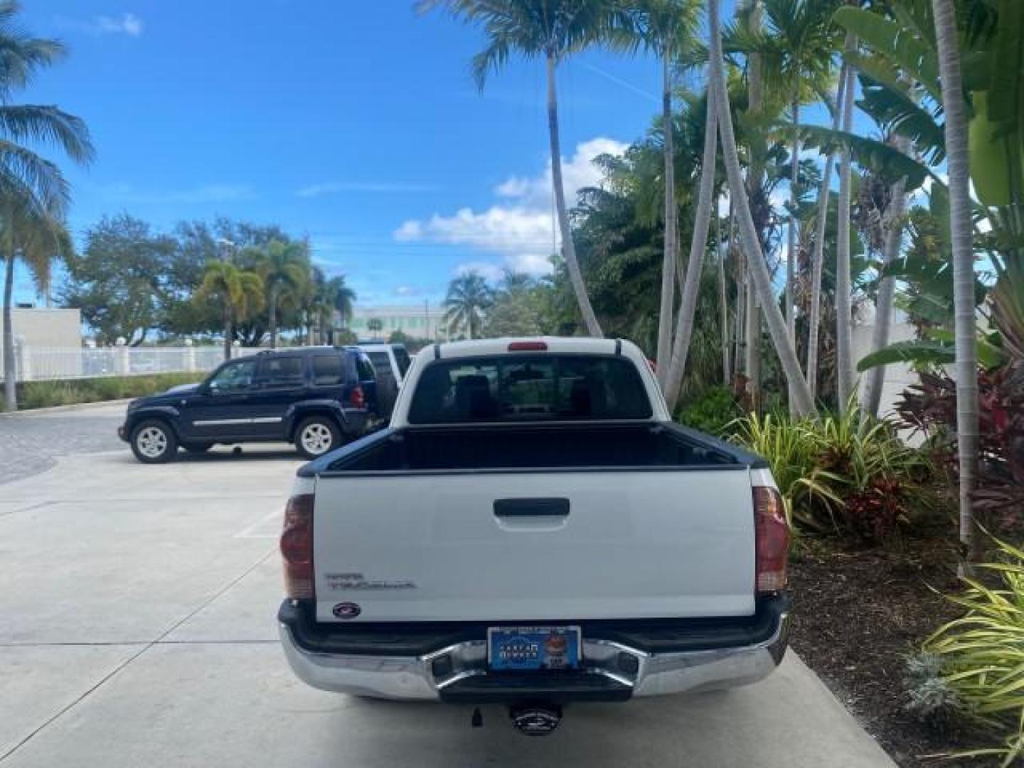 2005 Super White /Graphite Toyota Tacoma LOW MILES 58,735 X CAB (5TETX22N55Z) with an 2.7L DOHC EFI 16-Valve I4 VVT-i Engine engine, Automatic transmission, located at 4701 North Dixie Hwy, Pompano Beach, FL, 33064, (954) 422-2889, 26.240938, -80.123474 - OUR WEBPAGE FLORIDACARS1.COM HAS OVER 100 PHOTOS AND FREE CARFAX LINK 2005 TOYOTA TACOMA VIN: 5TETX22N55Z028901 5 T E T X 2 2 N 5 5 Z 0 2 8 9 0 1 CLUB CAB PICKUP 2.7L I4 F DOHC 16V GASOLINE 26 MPG REAR WHEEL DRIVE Features ABS Brakes AM/FM Stereo Automatic Transmission CD Audio Cloth Seats Cruise Co- Photo#6