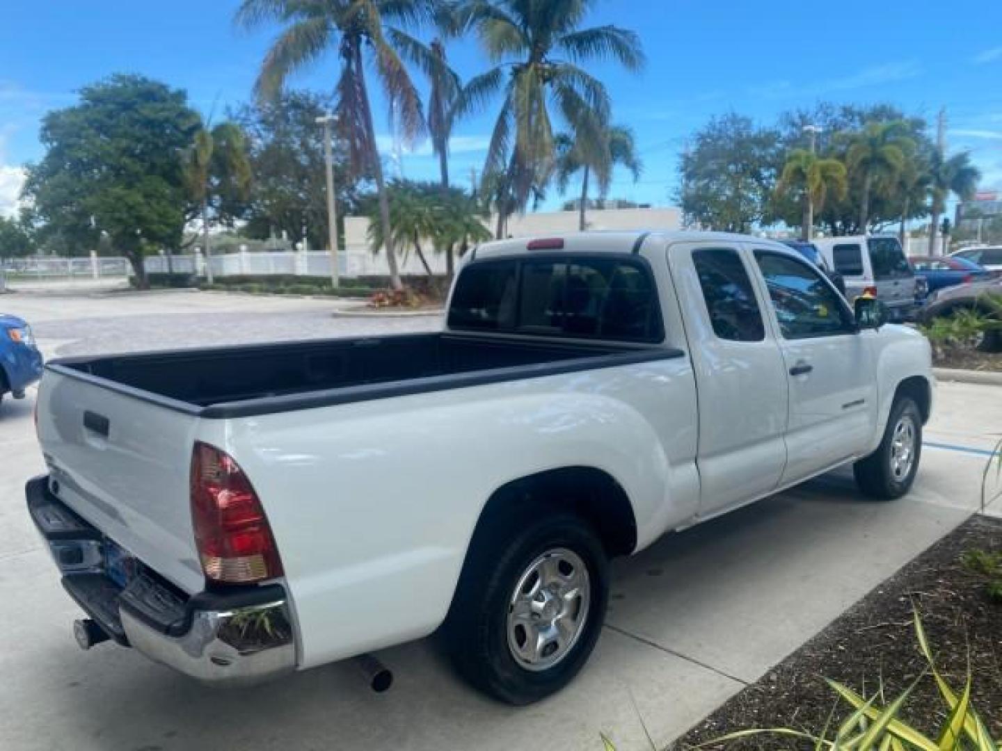 2005 Super White /Graphite Toyota Tacoma LOW MILES 58,735 X CAB (5TETX22N55Z) with an 2.7L DOHC EFI 16-Valve I4 VVT-i Engine engine, Automatic transmission, located at 4701 North Dixie Hwy, Pompano Beach, FL, 33064, (954) 422-2889, 26.240938, -80.123474 - OUR WEBPAGE FLORIDACARS1.COM HAS OVER 100 PHOTOS AND FREE CARFAX LINK 2005 TOYOTA TACOMA VIN: 5TETX22N55Z028901 5 T E T X 2 2 N 5 5 Z 0 2 8 9 0 1 CLUB CAB PICKUP 2.7L I4 F DOHC 16V GASOLINE 26 MPG REAR WHEEL DRIVE Features ABS Brakes AM/FM Stereo Automatic Transmission CD Audio Cloth Seats Cruise Co- Photo#7