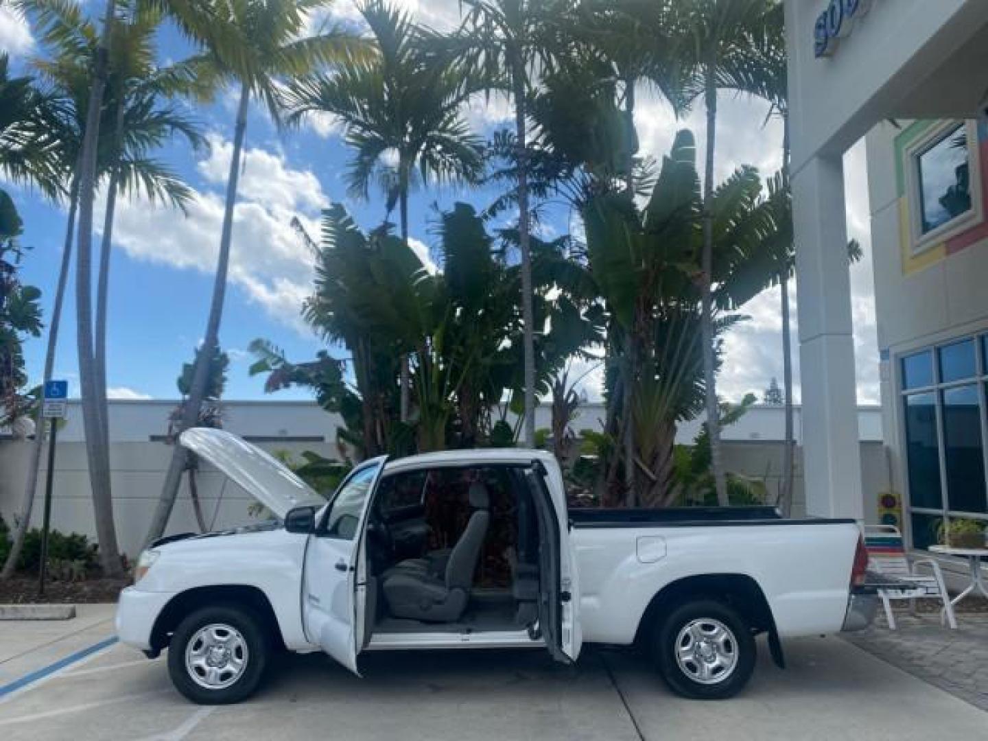 2005 Super White /Graphite Toyota Tacoma LOW MILES 58,735 X CAB (5TETX22N55Z) with an 2.7L DOHC EFI 16-Valve I4 VVT-i Engine engine, Automatic transmission, located at 4701 North Dixie Hwy, Pompano Beach, FL, 33064, (954) 422-2889, 26.240938, -80.123474 - OUR WEBPAGE FLORIDACARS1.COM HAS OVER 100 PHOTOS AND FREE CARFAX LINK 2005 TOYOTA TACOMA VIN: 5TETX22N55Z028901 5 T E T X 2 2 N 5 5 Z 0 2 8 9 0 1 CLUB CAB PICKUP 2.7L I4 F DOHC 16V GASOLINE 26 MPG REAR WHEEL DRIVE Features ABS Brakes AM/FM Stereo Automatic Transmission CD Audio Cloth Seats Cruise Co- Photo#8
