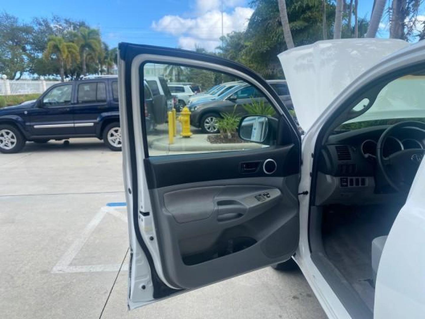 2005 Super White /Graphite Toyota Tacoma LOW MILES 58,735 X CAB (5TETX22N55Z) with an 2.7L DOHC EFI 16-Valve I4 VVT-i Engine engine, Automatic transmission, located at 4701 North Dixie Hwy, Pompano Beach, FL, 33064, (954) 422-2889, 26.240938, -80.123474 - OUR WEBPAGE FLORIDACARS1.COM HAS OVER 100 PHOTOS AND FREE CARFAX LINK 2005 TOYOTA TACOMA VIN: 5TETX22N55Z028901 5 T E T X 2 2 N 5 5 Z 0 2 8 9 0 1 CLUB CAB PICKUP 2.7L I4 F DOHC 16V GASOLINE 26 MPG REAR WHEEL DRIVE Features ABS Brakes AM/FM Stereo Automatic Transmission CD Audio Cloth Seats Cruise Co- Photo#9