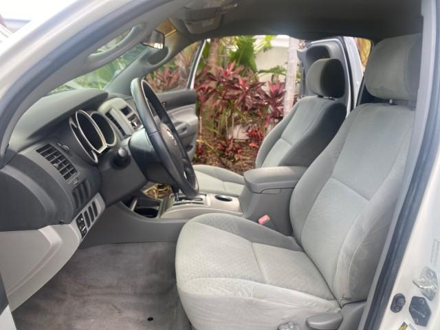 2005 Super White /Graphite Toyota Tacoma LOW MILES 58,735 X CAB (5TETX22N55Z) with an 2.7L DOHC EFI 16-Valve I4 VVT-i Engine engine, Automatic transmission, located at 4701 North Dixie Hwy, Pompano Beach, FL, 33064, (954) 422-2889, 26.240938, -80.123474 - OUR WEBPAGE FLORIDACARS1.COM HAS OVER 100 PHOTOS AND FREE CARFAX LINK 2005 TOYOTA TACOMA VIN: 5TETX22N55Z028901 5 T E T X 2 2 N 5 5 Z 0 2 8 9 0 1 CLUB CAB PICKUP 2.7L I4 F DOHC 16V GASOLINE 26 MPG REAR WHEEL DRIVE Features ABS Brakes AM/FM Stereo Automatic Transmission CD Audio Cloth Seats Cruise Co - Photo#10