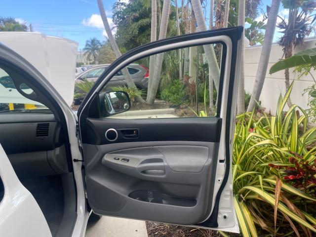 2005 Super White /Graphite Toyota Tacoma LOW MILES 58,735 X CAB (5TETX22N55Z) with an 2.7L DOHC EFI 16-Valve I4 VVT-i Engine engine, Automatic transmission, located at 4701 North Dixie Hwy, Pompano Beach, FL, 33064, (954) 422-2889, 26.240938, -80.123474 - OUR WEBPAGE FLORIDACARS1.COM HAS OVER 100 PHOTOS AND FREE CARFAX LINK 2005 TOYOTA TACOMA VIN: 5TETX22N55Z028901 5 T E T X 2 2 N 5 5 Z 0 2 8 9 0 1 CLUB CAB PICKUP 2.7L I4 F DOHC 16V GASOLINE 26 MPG REAR WHEEL DRIVE Features ABS Brakes AM/FM Stereo Automatic Transmission CD Audio Cloth Seats Cruise Co - Photo#11