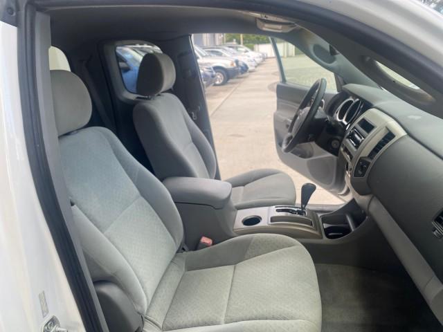 2005 Super White /Graphite Toyota Tacoma LOW MILES 58,735 X CAB (5TETX22N55Z) with an 2.7L DOHC EFI 16-Valve I4 VVT-i Engine engine, Automatic transmission, located at 4701 North Dixie Hwy, Pompano Beach, FL, 33064, (954) 422-2889, 26.240938, -80.123474 - OUR WEBPAGE FLORIDACARS1.COM HAS OVER 100 PHOTOS AND FREE CARFAX LINK 2005 TOYOTA TACOMA VIN: 5TETX22N55Z028901 5 T E T X 2 2 N 5 5 Z 0 2 8 9 0 1 CLUB CAB PICKUP 2.7L I4 F DOHC 16V GASOLINE 26 MPG REAR WHEEL DRIVE Features ABS Brakes AM/FM Stereo Automatic Transmission CD Audio Cloth Seats Cruise Co - Photo#12