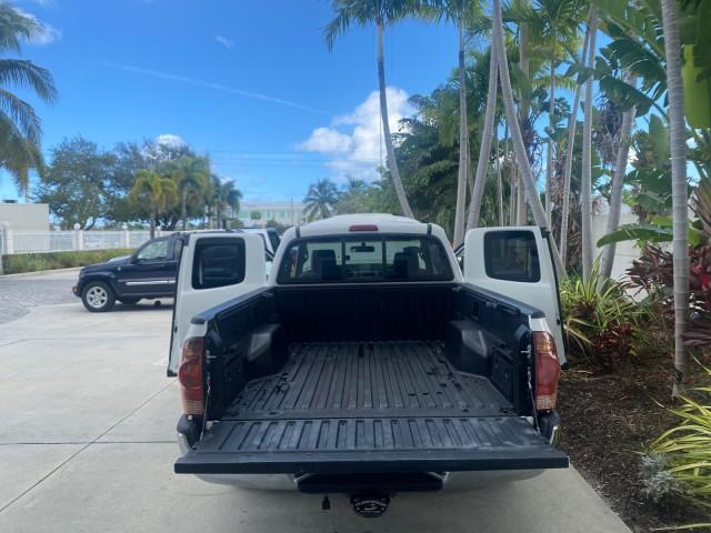2005 Super White /Graphite Toyota Tacoma LOW MILES 58,735 X CAB (5TETX22N55Z) with an 2.7L DOHC EFI 16-Valve I4 VVT-i Engine engine, Automatic transmission, located at 4701 North Dixie Hwy, Pompano Beach, FL, 33064, (954) 422-2889, 26.240938, -80.123474 - OUR WEBPAGE FLORIDACARS1.COM HAS OVER 100 PHOTOS AND FREE CARFAX LINK 2005 TOYOTA TACOMA VIN: 5TETX22N55Z028901 5 T E T X 2 2 N 5 5 Z 0 2 8 9 0 1 CLUB CAB PICKUP 2.7L I4 F DOHC 16V GASOLINE 26 MPG REAR WHEEL DRIVE Features ABS Brakes AM/FM Stereo Automatic Transmission CD Audio Cloth Seats Cruise Co - Photo#15