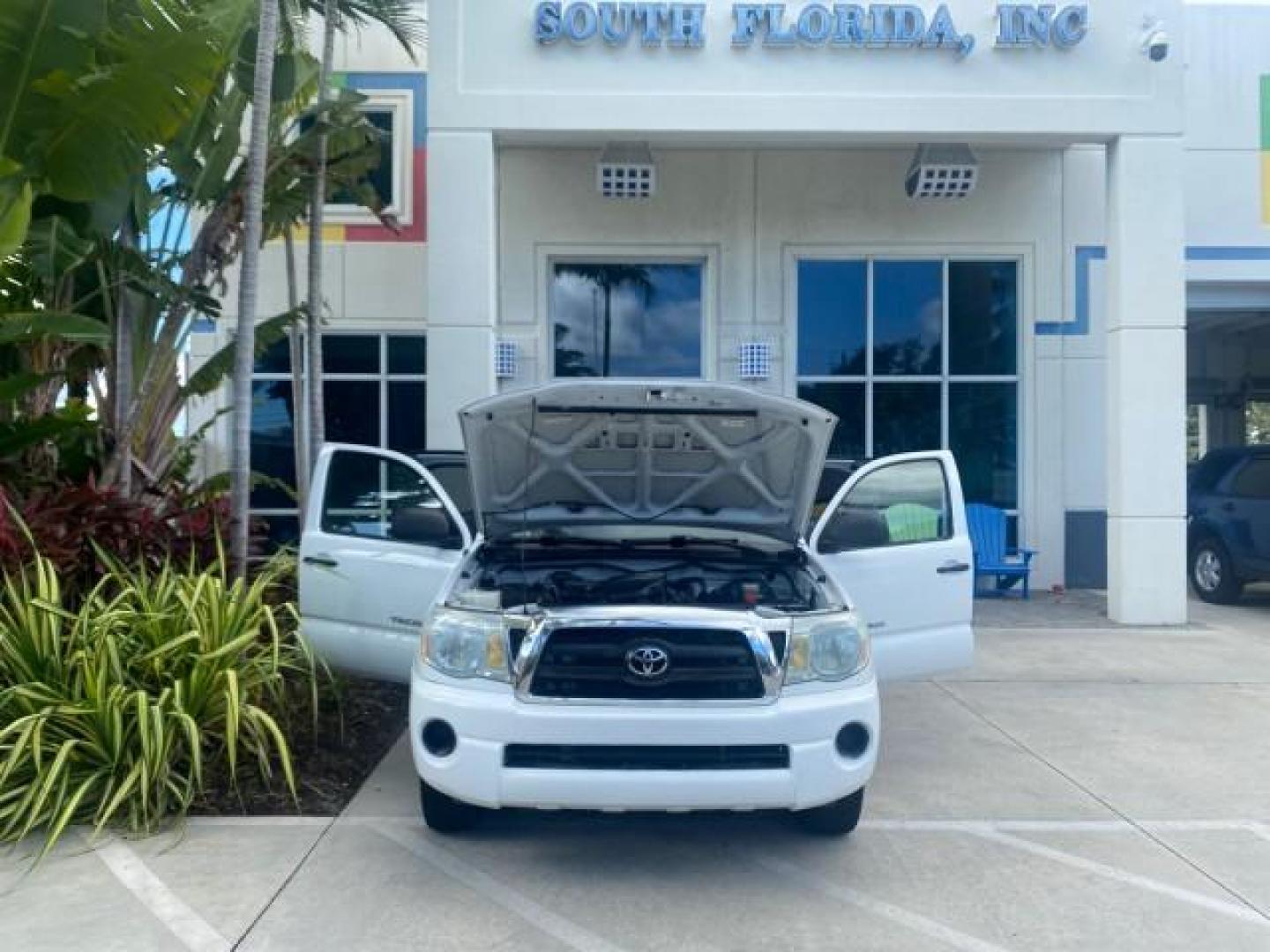 2005 Super White /Graphite Toyota Tacoma LOW MILES 58,735 X CAB (5TETX22N55Z) with an 2.7L DOHC EFI 16-Valve I4 VVT-i Engine engine, Automatic transmission, located at 4701 North Dixie Hwy, Pompano Beach, FL, 33064, (954) 422-2889, 26.240938, -80.123474 - OUR WEBPAGE FLORIDACARS1.COM HAS OVER 100 PHOTOS AND FREE CARFAX LINK 2005 TOYOTA TACOMA VIN: 5TETX22N55Z028901 5 T E T X 2 2 N 5 5 Z 0 2 8 9 0 1 CLUB CAB PICKUP 2.7L I4 F DOHC 16V GASOLINE 26 MPG REAR WHEEL DRIVE Features ABS Brakes AM/FM Stereo Automatic Transmission CD Audio Cloth Seats Cruise Co- Photo#16