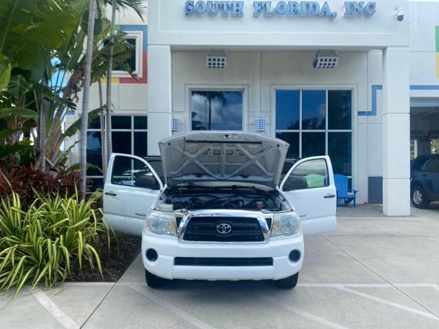 2005 Super White /Graphite Toyota Tacoma LOW MILES 58,735 X CAB (5TETX22N55Z) with an 2.7L DOHC EFI 16-Valve I4 VVT-i Engine engine, Automatic transmission, located at 4701 North Dixie Hwy, Pompano Beach, FL, 33064, (954) 422-2889, 26.240938, -80.123474 - OUR WEBPAGE FLORIDACARS1.COM HAS OVER 100 PHOTOS AND FREE CARFAX LINK 2005 TOYOTA TACOMA VIN: 5TETX22N55Z028901 5 T E T X 2 2 N 5 5 Z 0 2 8 9 0 1 CLUB CAB PICKUP 2.7L I4 F DOHC 16V GASOLINE 26 MPG REAR WHEEL DRIVE Features ABS Brakes AM/FM Stereo Automatic Transmission CD Audio Cloth Seats Cruise Co - Photo#16