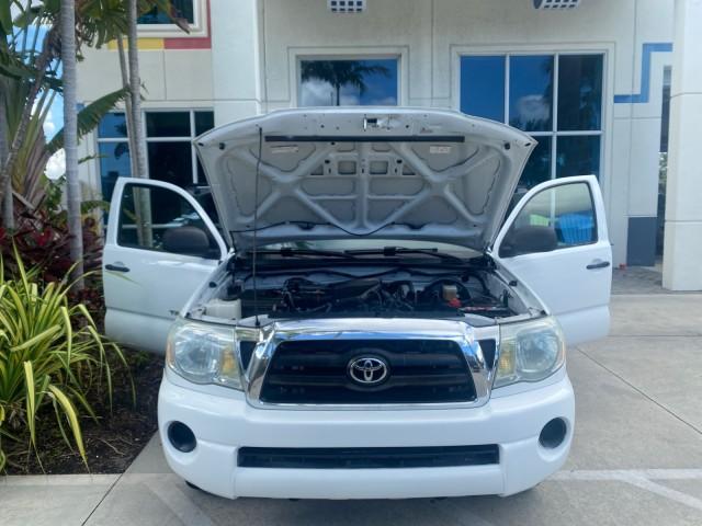 2005 Super White /Graphite Toyota Tacoma LOW MILES 58,735 X CAB (5TETX22N55Z) with an 2.7L DOHC EFI 16-Valve I4 VVT-i Engine engine, Automatic transmission, located at 4701 North Dixie Hwy, Pompano Beach, FL, 33064, (954) 422-2889, 26.240938, -80.123474 - OUR WEBPAGE FLORIDACARS1.COM HAS OVER 100 PHOTOS AND FREE CARFAX LINK 2005 TOYOTA TACOMA VIN: 5TETX22N55Z028901 5 T E T X 2 2 N 5 5 Z 0 2 8 9 0 1 CLUB CAB PICKUP 2.7L I4 F DOHC 16V GASOLINE 26 MPG REAR WHEEL DRIVE Features ABS Brakes AM/FM Stereo Automatic Transmission CD Audio Cloth Seats Cruise Co - Photo#17