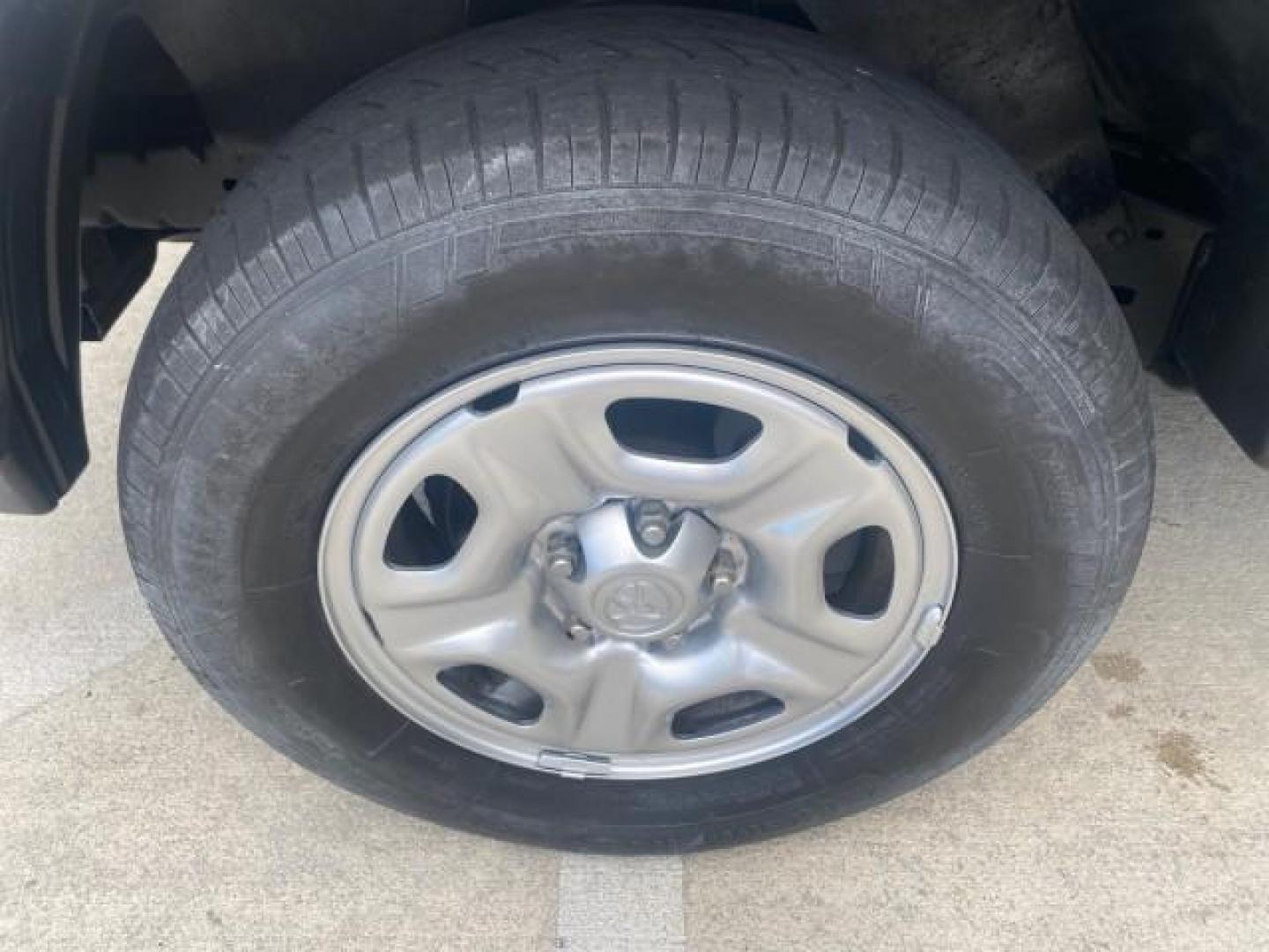 2005 Super White /Graphite Toyota Tacoma LOW MILES 58,735 X CAB (5TETX22N55Z) with an 2.7L DOHC EFI 16-Valve I4 VVT-i Engine engine, Automatic transmission, located at 4701 North Dixie Hwy, Pompano Beach, FL, 33064, (954) 422-2889, 26.240938, -80.123474 - OUR WEBPAGE FLORIDACARS1.COM HAS OVER 100 PHOTOS AND FREE CARFAX LINK 2005 TOYOTA TACOMA VIN: 5TETX22N55Z028901 5 T E T X 2 2 N 5 5 Z 0 2 8 9 0 1 CLUB CAB PICKUP 2.7L I4 F DOHC 16V GASOLINE 26 MPG REAR WHEEL DRIVE Features ABS Brakes AM/FM Stereo Automatic Transmission CD Audio Cloth Seats Cruise Co- Photo#19