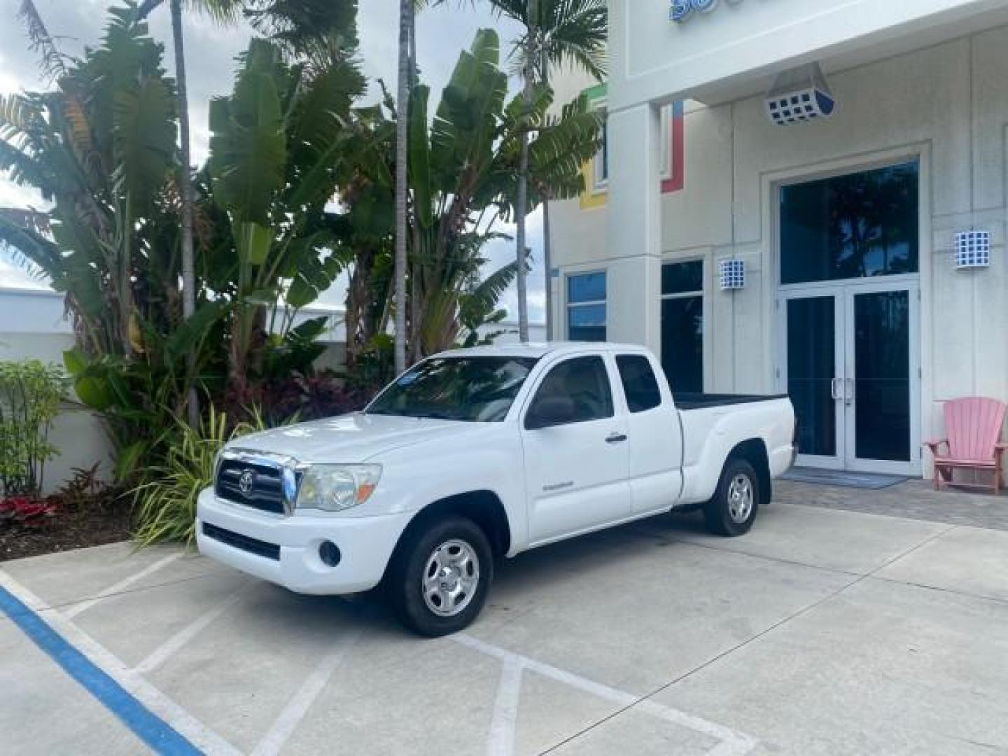 2005 Super White /Graphite Toyota Tacoma LOW MILES 58,735 X CAB (5TETX22N55Z) with an 2.7L DOHC EFI 16-Valve I4 VVT-i Engine engine, Automatic transmission, located at 4701 North Dixie Hwy, Pompano Beach, FL, 33064, (954) 422-2889, 26.240938, -80.123474 - OUR WEBPAGE FLORIDACARS1.COM HAS OVER 100 PHOTOS AND FREE CARFAX LINK 2005 TOYOTA TACOMA VIN: 5TETX22N55Z028901 5 T E T X 2 2 N 5 5 Z 0 2 8 9 0 1 CLUB CAB PICKUP 2.7L I4 F DOHC 16V GASOLINE 26 MPG REAR WHEEL DRIVE Features ABS Brakes AM/FM Stereo Automatic Transmission CD Audio Cloth Seats Cruise Co- Photo#30