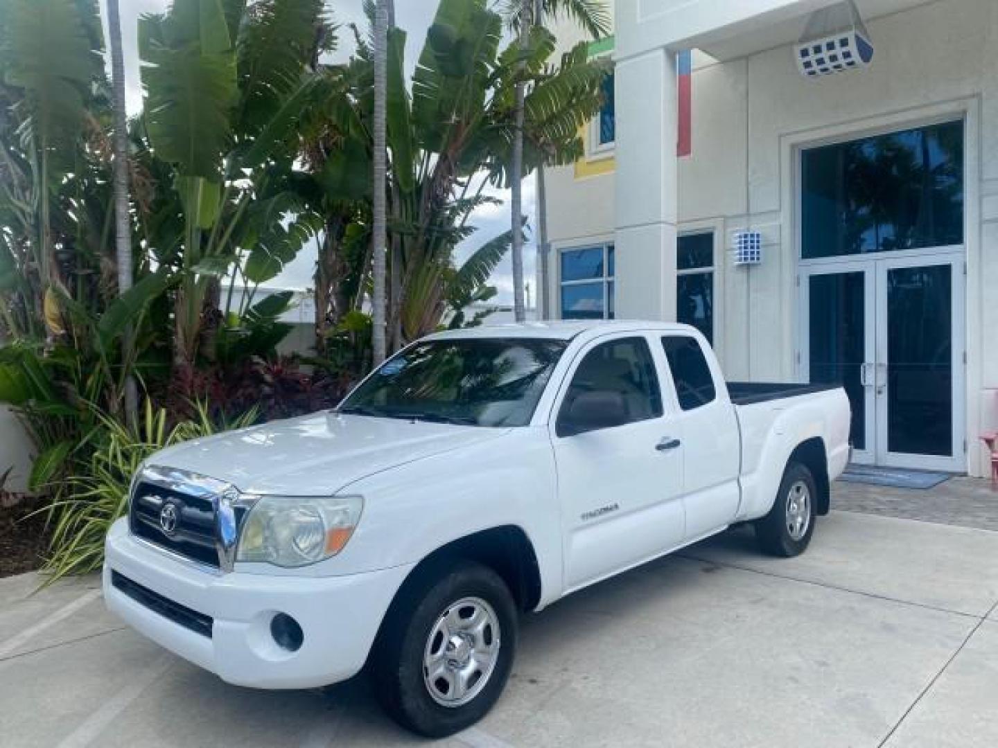 2005 Super White /Graphite Toyota Tacoma LOW MILES 58,735 X CAB (5TETX22N55Z) with an 2.7L DOHC EFI 16-Valve I4 VVT-i Engine engine, Automatic transmission, located at 4701 North Dixie Hwy, Pompano Beach, FL, 33064, (954) 422-2889, 26.240938, -80.123474 - OUR WEBPAGE FLORIDACARS1.COM HAS OVER 100 PHOTOS AND FREE CARFAX LINK 2005 TOYOTA TACOMA VIN: 5TETX22N55Z028901 5 T E T X 2 2 N 5 5 Z 0 2 8 9 0 1 CLUB CAB PICKUP 2.7L I4 F DOHC 16V GASOLINE 26 MPG REAR WHEEL DRIVE Features ABS Brakes AM/FM Stereo Automatic Transmission CD Audio Cloth Seats Cruise Co- Photo#31