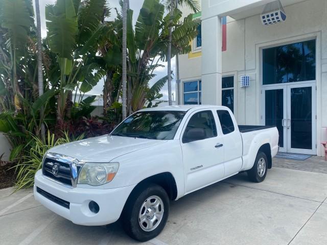 2005 Super White /Graphite Toyota Tacoma LOW MILES 58,735 X CAB (5TETX22N55Z) with an 2.7L DOHC EFI 16-Valve I4 VVT-i Engine engine, Automatic transmission, located at 4701 North Dixie Hwy, Pompano Beach, FL, 33064, (954) 422-2889, 26.240938, -80.123474 - OUR WEBPAGE FLORIDACARS1.COM HAS OVER 100 PHOTOS AND FREE CARFAX LINK 2005 TOYOTA TACOMA VIN: 5TETX22N55Z028901 5 T E T X 2 2 N 5 5 Z 0 2 8 9 0 1 CLUB CAB PICKUP 2.7L I4 F DOHC 16V GASOLINE 26 MPG REAR WHEEL DRIVE Features ABS Brakes AM/FM Stereo Automatic Transmission CD Audio Cloth Seats Cruise Co - Photo#31