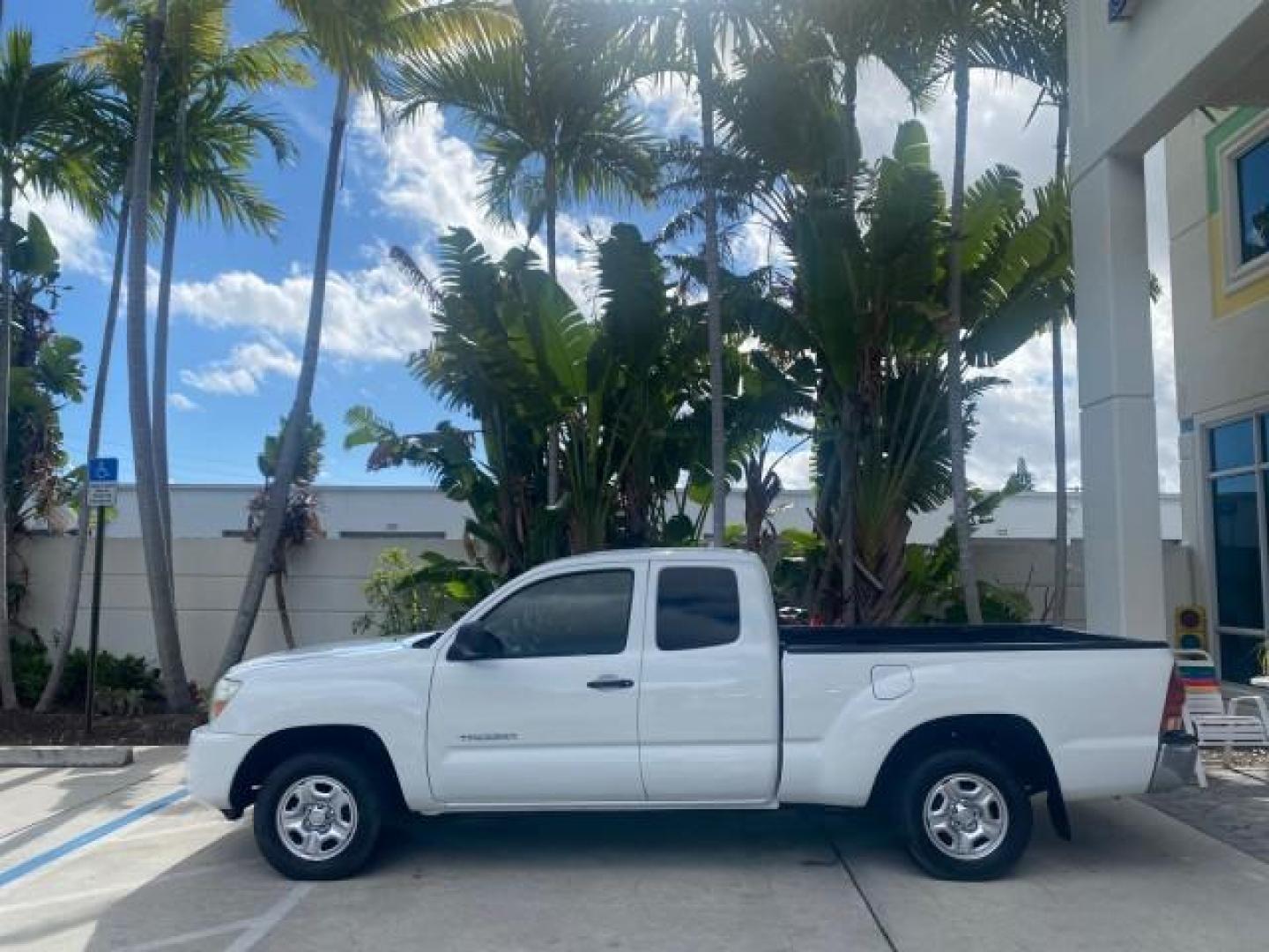 2005 Super White /Graphite Toyota Tacoma LOW MILES 58,735 X CAB (5TETX22N55Z) with an 2.7L DOHC EFI 16-Valve I4 VVT-i Engine engine, Automatic transmission, located at 4701 North Dixie Hwy, Pompano Beach, FL, 33064, (954) 422-2889, 26.240938, -80.123474 - OUR WEBPAGE FLORIDACARS1.COM HAS OVER 100 PHOTOS AND FREE CARFAX LINK 2005 TOYOTA TACOMA VIN: 5TETX22N55Z028901 5 T E T X 2 2 N 5 5 Z 0 2 8 9 0 1 CLUB CAB PICKUP 2.7L I4 F DOHC 16V GASOLINE 26 MPG REAR WHEEL DRIVE Features ABS Brakes AM/FM Stereo Automatic Transmission CD Audio Cloth Seats Cruise Co- Photo#32