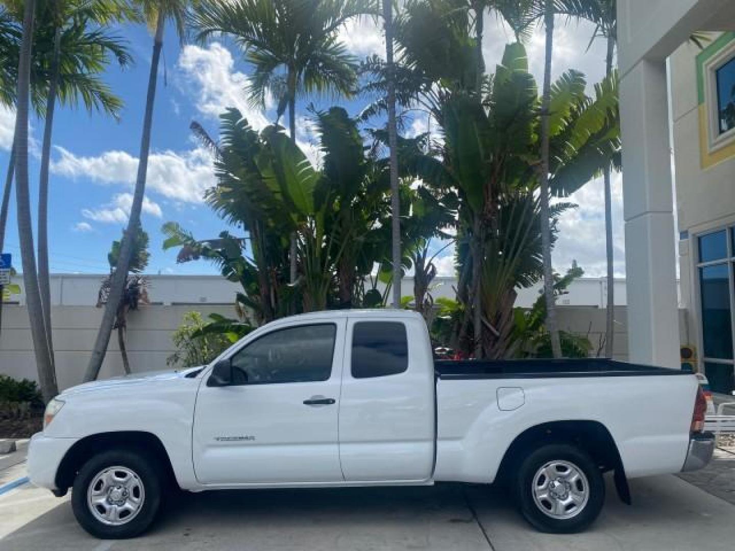 2005 Super White /Graphite Toyota Tacoma LOW MILES 58,735 X CAB (5TETX22N55Z) with an 2.7L DOHC EFI 16-Valve I4 VVT-i Engine engine, Automatic transmission, located at 4701 North Dixie Hwy, Pompano Beach, FL, 33064, (954) 422-2889, 26.240938, -80.123474 - OUR WEBPAGE FLORIDACARS1.COM HAS OVER 100 PHOTOS AND FREE CARFAX LINK 2005 TOYOTA TACOMA VIN: 5TETX22N55Z028901 5 T E T X 2 2 N 5 5 Z 0 2 8 9 0 1 CLUB CAB PICKUP 2.7L I4 F DOHC 16V GASOLINE 26 MPG REAR WHEEL DRIVE Features ABS Brakes AM/FM Stereo Automatic Transmission CD Audio Cloth Seats Cruise Co- Photo#33