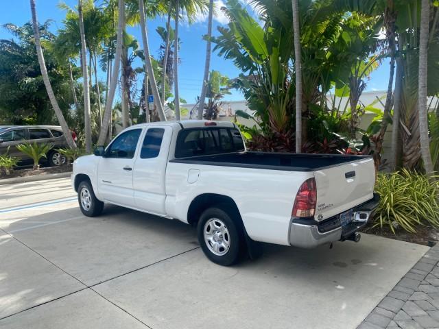 2005 Super White /Graphite Toyota Tacoma LOW MILES 58,735 X CAB (5TETX22N55Z) with an 2.7L DOHC EFI 16-Valve I4 VVT-i Engine engine, Automatic transmission, located at 4701 North Dixie Hwy, Pompano Beach, FL, 33064, (954) 422-2889, 26.240938, -80.123474 - OUR WEBPAGE FLORIDACARS1.COM HAS OVER 100 PHOTOS AND FREE CARFAX LINK 2005 TOYOTA TACOMA VIN: 5TETX22N55Z028901 5 T E T X 2 2 N 5 5 Z 0 2 8 9 0 1 CLUB CAB PICKUP 2.7L I4 F DOHC 16V GASOLINE 26 MPG REAR WHEEL DRIVE Features ABS Brakes AM/FM Stereo Automatic Transmission CD Audio Cloth Seats Cruise Co - Photo#34