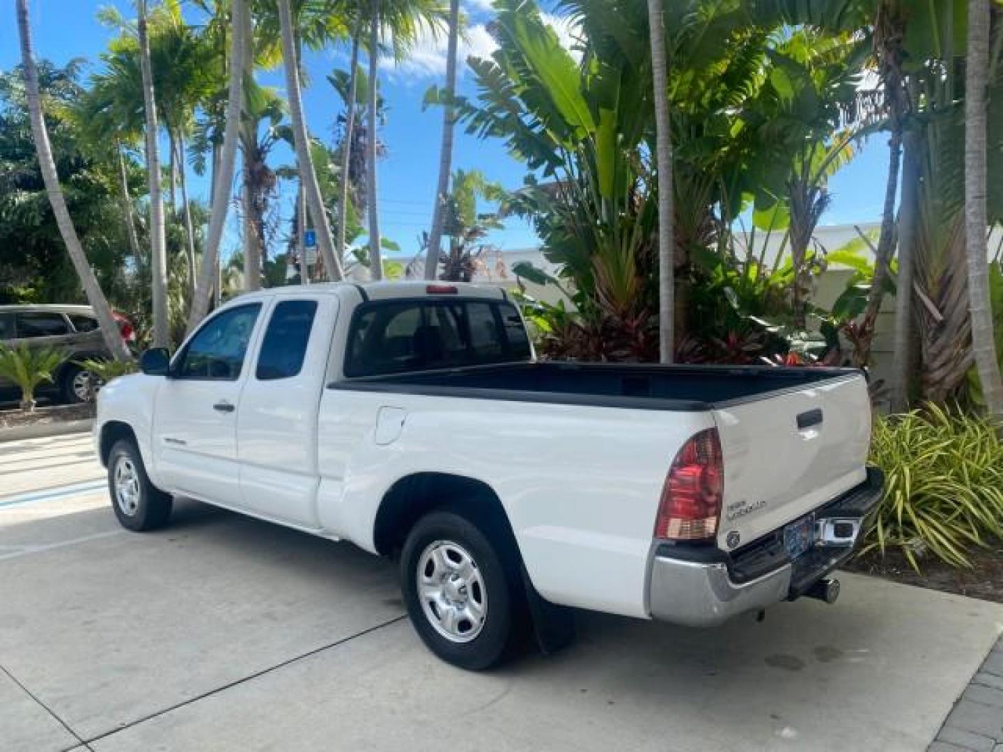 2005 Super White /Graphite Toyota Tacoma LOW MILES 58,735 X CAB (5TETX22N55Z) with an 2.7L DOHC EFI 16-Valve I4 VVT-i Engine engine, Automatic transmission, located at 4701 North Dixie Hwy, Pompano Beach, FL, 33064, (954) 422-2889, 26.240938, -80.123474 - OUR WEBPAGE FLORIDACARS1.COM HAS OVER 100 PHOTOS AND FREE CARFAX LINK 2005 TOYOTA TACOMA VIN: 5TETX22N55Z028901 5 T E T X 2 2 N 5 5 Z 0 2 8 9 0 1 CLUB CAB PICKUP 2.7L I4 F DOHC 16V GASOLINE 26 MPG REAR WHEEL DRIVE Features ABS Brakes AM/FM Stereo Automatic Transmission CD Audio Cloth Seats Cruise Co- Photo#35