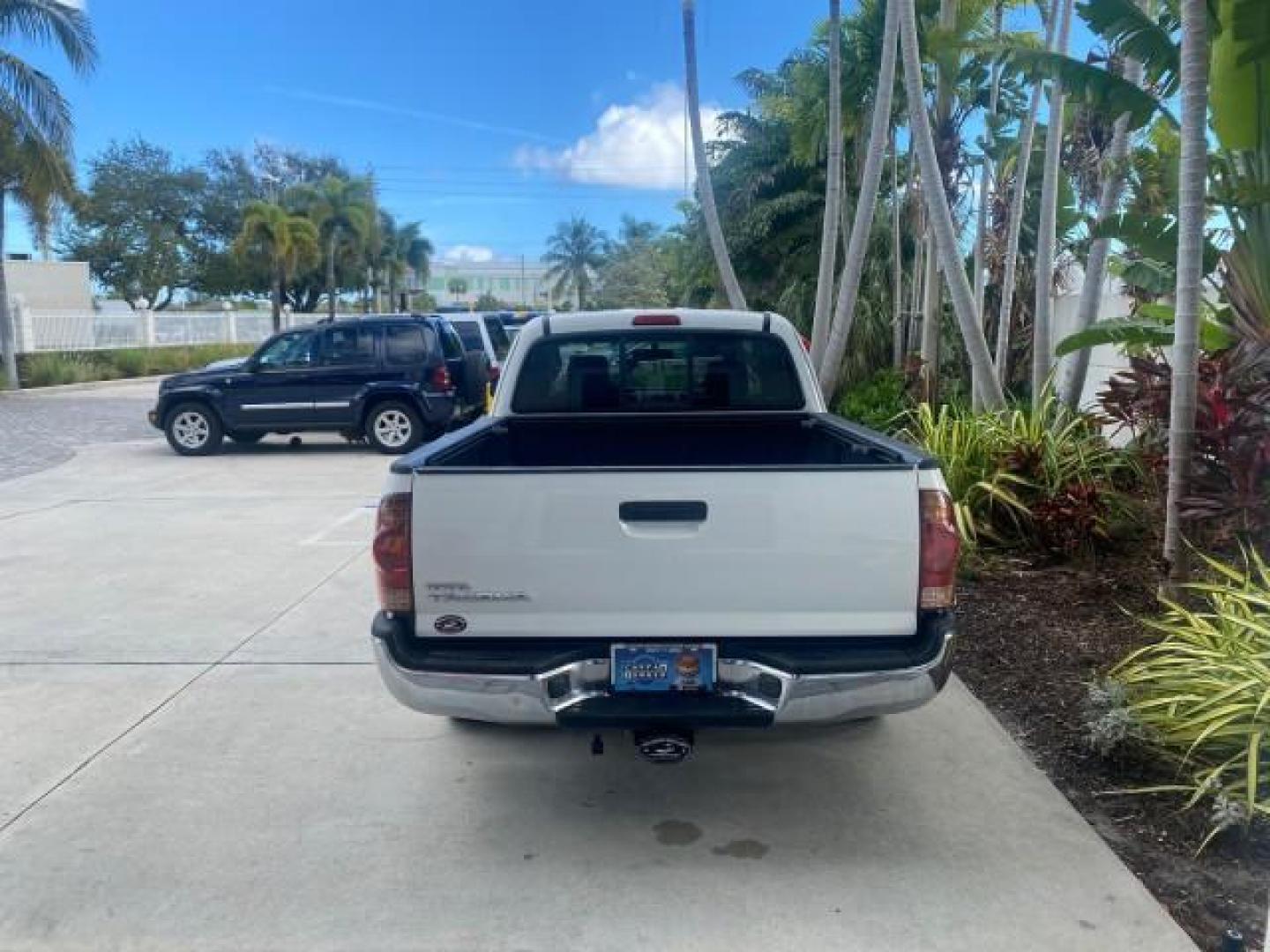 2005 Super White /Graphite Toyota Tacoma LOW MILES 58,735 X CAB (5TETX22N55Z) with an 2.7L DOHC EFI 16-Valve I4 VVT-i Engine engine, Automatic transmission, located at 4701 North Dixie Hwy, Pompano Beach, FL, 33064, (954) 422-2889, 26.240938, -80.123474 - OUR WEBPAGE FLORIDACARS1.COM HAS OVER 100 PHOTOS AND FREE CARFAX LINK 2005 TOYOTA TACOMA VIN: 5TETX22N55Z028901 5 T E T X 2 2 N 5 5 Z 0 2 8 9 0 1 CLUB CAB PICKUP 2.7L I4 F DOHC 16V GASOLINE 26 MPG REAR WHEEL DRIVE Features ABS Brakes AM/FM Stereo Automatic Transmission CD Audio Cloth Seats Cruise Co- Photo#36