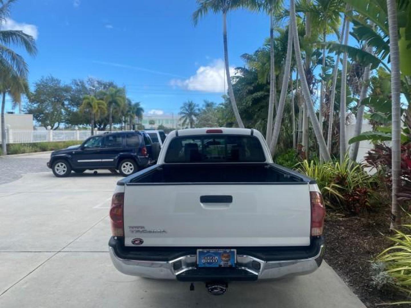 2005 Super White /Graphite Toyota Tacoma LOW MILES 58,735 X CAB (5TETX22N55Z) with an 2.7L DOHC EFI 16-Valve I4 VVT-i Engine engine, Automatic transmission, located at 4701 North Dixie Hwy, Pompano Beach, FL, 33064, (954) 422-2889, 26.240938, -80.123474 - OUR WEBPAGE FLORIDACARS1.COM HAS OVER 100 PHOTOS AND FREE CARFAX LINK 2005 TOYOTA TACOMA VIN: 5TETX22N55Z028901 5 T E T X 2 2 N 5 5 Z 0 2 8 9 0 1 CLUB CAB PICKUP 2.7L I4 F DOHC 16V GASOLINE 26 MPG REAR WHEEL DRIVE Features ABS Brakes AM/FM Stereo Automatic Transmission CD Audio Cloth Seats Cruise Co- Photo#37