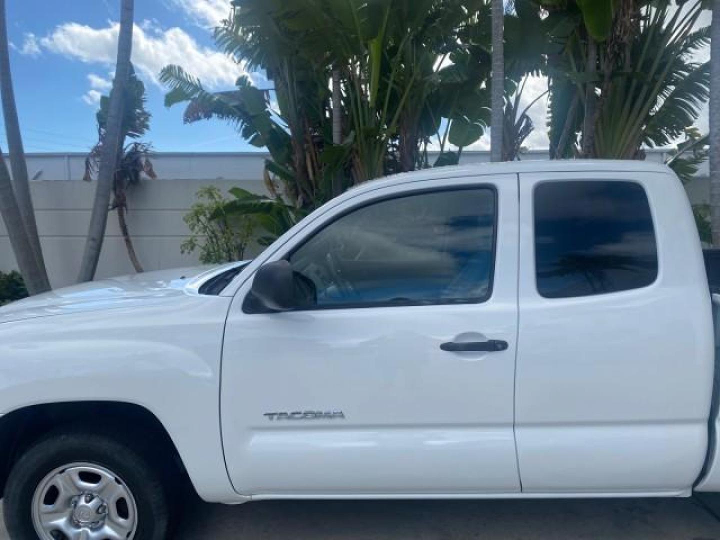 2005 Super White /Graphite Toyota Tacoma LOW MILES 58,735 X CAB (5TETX22N55Z) with an 2.7L DOHC EFI 16-Valve I4 VVT-i Engine engine, Automatic transmission, located at 4701 North Dixie Hwy, Pompano Beach, FL, 33064, (954) 422-2889, 26.240938, -80.123474 - OUR WEBPAGE FLORIDACARS1.COM HAS OVER 100 PHOTOS AND FREE CARFAX LINK 2005 TOYOTA TACOMA VIN: 5TETX22N55Z028901 5 T E T X 2 2 N 5 5 Z 0 2 8 9 0 1 CLUB CAB PICKUP 2.7L I4 F DOHC 16V GASOLINE 26 MPG REAR WHEEL DRIVE Features ABS Brakes AM/FM Stereo Automatic Transmission CD Audio Cloth Seats Cruise Co- Photo#38