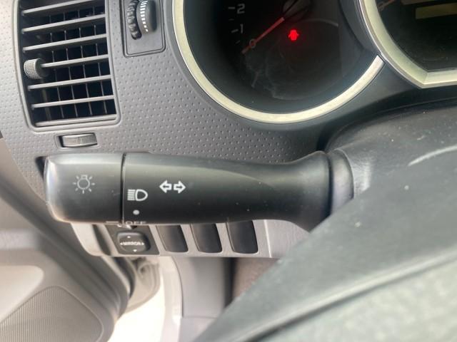 2005 Super White /Graphite Toyota Tacoma LOW MILES 58,735 X CAB (5TETX22N55Z) with an 2.7L DOHC EFI 16-Valve I4 VVT-i Engine engine, Automatic transmission, located at 4701 North Dixie Hwy, Pompano Beach, FL, 33064, (954) 422-2889, 26.240938, -80.123474 - OUR WEBPAGE FLORIDACARS1.COM HAS OVER 100 PHOTOS AND FREE CARFAX LINK 2005 TOYOTA TACOMA VIN: 5TETX22N55Z028901 5 T E T X 2 2 N 5 5 Z 0 2 8 9 0 1 CLUB CAB PICKUP 2.7L I4 F DOHC 16V GASOLINE 26 MPG REAR WHEEL DRIVE Features ABS Brakes AM/FM Stereo Automatic Transmission CD Audio Cloth Seats Cruise Co - Photo#52