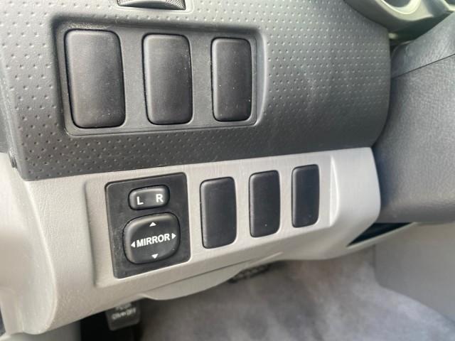 2005 Super White /Graphite Toyota Tacoma LOW MILES 58,735 X CAB (5TETX22N55Z) with an 2.7L DOHC EFI 16-Valve I4 VVT-i Engine engine, Automatic transmission, located at 4701 North Dixie Hwy, Pompano Beach, FL, 33064, (954) 422-2889, 26.240938, -80.123474 - OUR WEBPAGE FLORIDACARS1.COM HAS OVER 100 PHOTOS AND FREE CARFAX LINK 2005 TOYOTA TACOMA VIN: 5TETX22N55Z028901 5 T E T X 2 2 N 5 5 Z 0 2 8 9 0 1 CLUB CAB PICKUP 2.7L I4 F DOHC 16V GASOLINE 26 MPG REAR WHEEL DRIVE Features ABS Brakes AM/FM Stereo Automatic Transmission CD Audio Cloth Seats Cruise Co - Photo#54