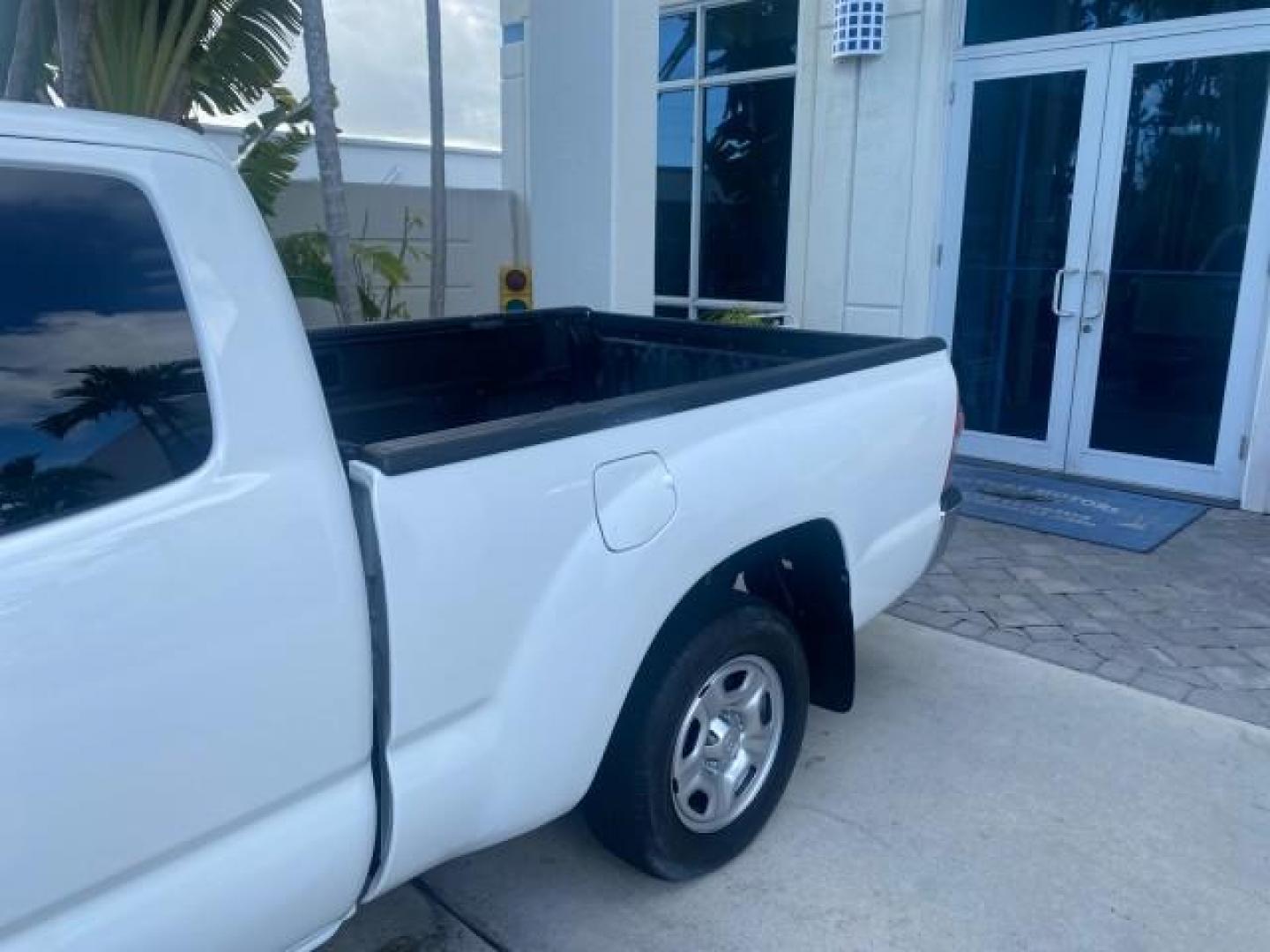 2005 Super White /Graphite Toyota Tacoma LOW MILES 58,735 X CAB (5TETX22N55Z) with an 2.7L DOHC EFI 16-Valve I4 VVT-i Engine engine, Automatic transmission, located at 4701 North Dixie Hwy, Pompano Beach, FL, 33064, (954) 422-2889, 26.240938, -80.123474 - OUR WEBPAGE FLORIDACARS1.COM HAS OVER 100 PHOTOS AND FREE CARFAX LINK 2005 TOYOTA TACOMA VIN: 5TETX22N55Z028901 5 T E T X 2 2 N 5 5 Z 0 2 8 9 0 1 CLUB CAB PICKUP 2.7L I4 F DOHC 16V GASOLINE 26 MPG REAR WHEEL DRIVE Features ABS Brakes AM/FM Stereo Automatic Transmission CD Audio Cloth Seats Cruise Co- Photo#78