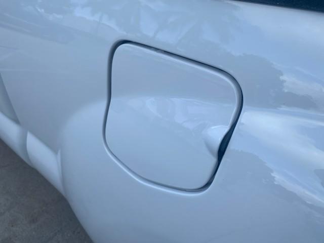 2005 Super White /Graphite Toyota Tacoma LOW MILES 58,735 X CAB (5TETX22N55Z) with an 2.7L DOHC EFI 16-Valve I4 VVT-i Engine engine, Automatic transmission, located at 4701 North Dixie Hwy, Pompano Beach, FL, 33064, (954) 422-2889, 26.240938, -80.123474 - OUR WEBPAGE FLORIDACARS1.COM HAS OVER 100 PHOTOS AND FREE CARFAX LINK 2005 TOYOTA TACOMA VIN: 5TETX22N55Z028901 5 T E T X 2 2 N 5 5 Z 0 2 8 9 0 1 CLUB CAB PICKUP 2.7L I4 F DOHC 16V GASOLINE 26 MPG REAR WHEEL DRIVE Features ABS Brakes AM/FM Stereo Automatic Transmission CD Audio Cloth Seats Cruise Co - Photo#79