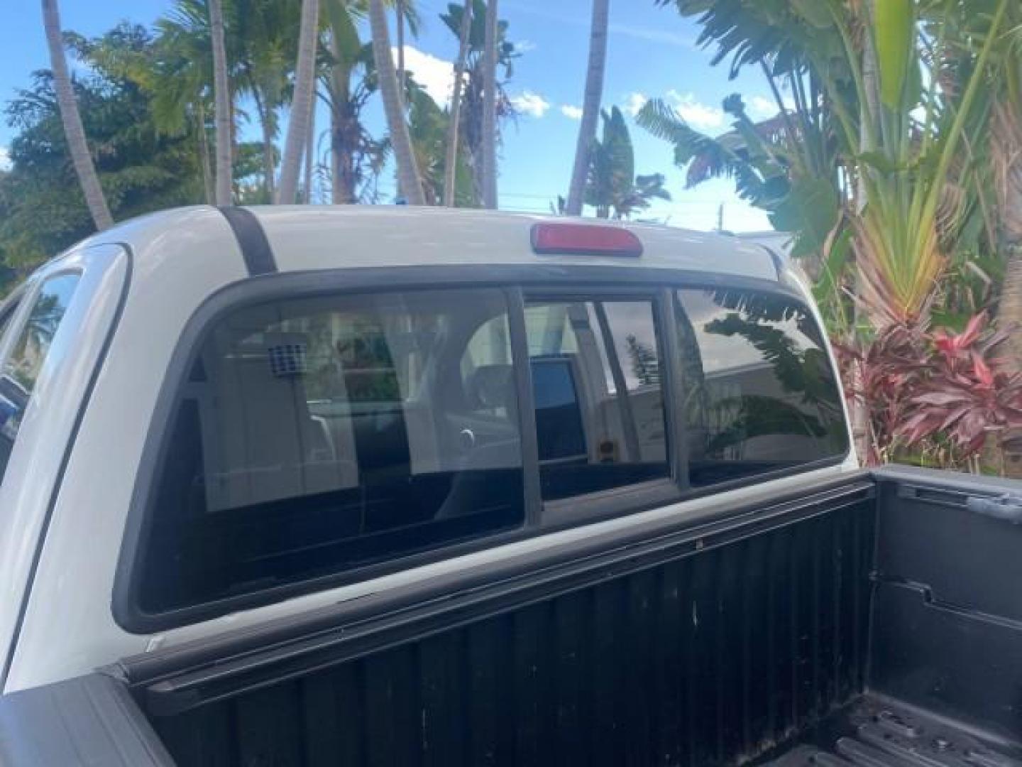 2005 Super White /Graphite Toyota Tacoma LOW MILES 58,735 X CAB (5TETX22N55Z) with an 2.7L DOHC EFI 16-Valve I4 VVT-i Engine engine, Automatic transmission, located at 4701 North Dixie Hwy, Pompano Beach, FL, 33064, (954) 422-2889, 26.240938, -80.123474 - OUR WEBPAGE FLORIDACARS1.COM HAS OVER 100 PHOTOS AND FREE CARFAX LINK 2005 TOYOTA TACOMA VIN: 5TETX22N55Z028901 5 T E T X 2 2 N 5 5 Z 0 2 8 9 0 1 CLUB CAB PICKUP 2.7L I4 F DOHC 16V GASOLINE 26 MPG REAR WHEEL DRIVE Features ABS Brakes AM/FM Stereo Automatic Transmission CD Audio Cloth Seats Cruise Co- Photo#82