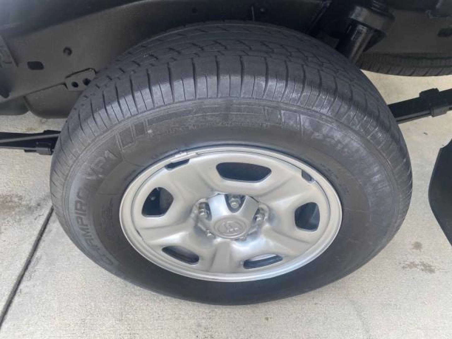 2005 Super White /Graphite Toyota Tacoma LOW MILES 58,735 X CAB (5TETX22N55Z) with an 2.7L DOHC EFI 16-Valve I4 VVT-i Engine engine, Automatic transmission, located at 4701 North Dixie Hwy, Pompano Beach, FL, 33064, (954) 422-2889, 26.240938, -80.123474 - OUR WEBPAGE FLORIDACARS1.COM HAS OVER 100 PHOTOS AND FREE CARFAX LINK 2005 TOYOTA TACOMA VIN: 5TETX22N55Z028901 5 T E T X 2 2 N 5 5 Z 0 2 8 9 0 1 CLUB CAB PICKUP 2.7L I4 F DOHC 16V GASOLINE 26 MPG REAR WHEEL DRIVE Features ABS Brakes AM/FM Stereo Automatic Transmission CD Audio Cloth Seats Cruise Co- Photo#86