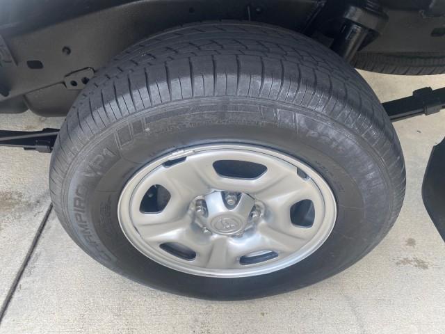 2005 Super White /Graphite Toyota Tacoma LOW MILES 58,735 X CAB (5TETX22N55Z) with an 2.7L DOHC EFI 16-Valve I4 VVT-i Engine engine, Automatic transmission, located at 4701 North Dixie Hwy, Pompano Beach, FL, 33064, (954) 422-2889, 26.240938, -80.123474 - OUR WEBPAGE FLORIDACARS1.COM HAS OVER 100 PHOTOS AND FREE CARFAX LINK 2005 TOYOTA TACOMA VIN: 5TETX22N55Z028901 5 T E T X 2 2 N 5 5 Z 0 2 8 9 0 1 CLUB CAB PICKUP 2.7L I4 F DOHC 16V GASOLINE 26 MPG REAR WHEEL DRIVE Features ABS Brakes AM/FM Stereo Automatic Transmission CD Audio Cloth Seats Cruise Co - Photo#86