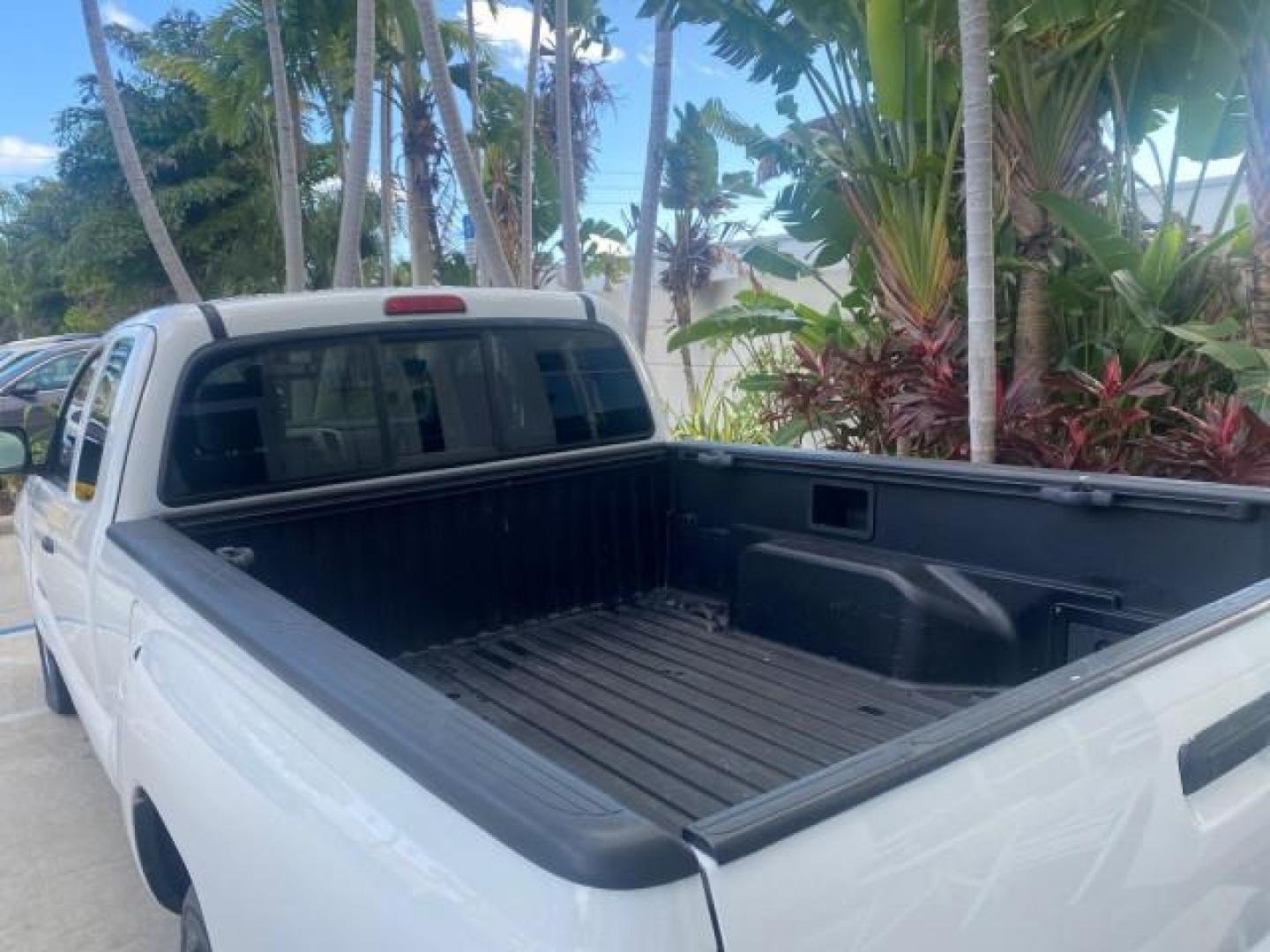 2005 Super White /Graphite Toyota Tacoma LOW MILES 58,735 X CAB (5TETX22N55Z) with an 2.7L DOHC EFI 16-Valve I4 VVT-i Engine engine, Automatic transmission, located at 4701 North Dixie Hwy, Pompano Beach, FL, 33064, (954) 422-2889, 26.240938, -80.123474 - OUR WEBPAGE FLORIDACARS1.COM HAS OVER 100 PHOTOS AND FREE CARFAX LINK 2005 TOYOTA TACOMA VIN: 5TETX22N55Z028901 5 T E T X 2 2 N 5 5 Z 0 2 8 9 0 1 CLUB CAB PICKUP 2.7L I4 F DOHC 16V GASOLINE 26 MPG REAR WHEEL DRIVE Features ABS Brakes AM/FM Stereo Automatic Transmission CD Audio Cloth Seats Cruise Co- Photo#89