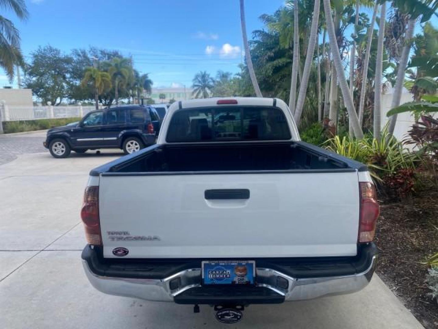 2005 Super White /Graphite Toyota Tacoma LOW MILES 58,735 X CAB (5TETX22N55Z) with an 2.7L DOHC EFI 16-Valve I4 VVT-i Engine engine, Automatic transmission, located at 4701 North Dixie Hwy, Pompano Beach, FL, 33064, (954) 422-2889, 26.240938, -80.123474 - OUR WEBPAGE FLORIDACARS1.COM HAS OVER 100 PHOTOS AND FREE CARFAX LINK 2005 TOYOTA TACOMA VIN: 5TETX22N55Z028901 5 T E T X 2 2 N 5 5 Z 0 2 8 9 0 1 CLUB CAB PICKUP 2.7L I4 F DOHC 16V GASOLINE 26 MPG REAR WHEEL DRIVE Features ABS Brakes AM/FM Stereo Automatic Transmission CD Audio Cloth Seats Cruise Co- Photo#91