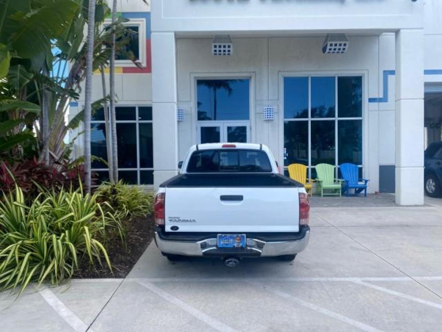 2005 Super White /Graphite Toyota Tacoma LOW MILES 58,735 X CAB (5TETX22N55Z) with an 2.7L DOHC EFI 16-Valve I4 VVT-i Engine engine, Automatic transmission, located at 4701 North Dixie Hwy, Pompano Beach, FL, 33064, (954) 422-2889, 26.240938, -80.123474 - OUR WEBPAGE FLORIDACARS1.COM HAS OVER 100 PHOTOS AND FREE CARFAX LINK 2005 TOYOTA TACOMA VIN: 5TETX22N55Z028901 5 T E T X 2 2 N 5 5 Z 0 2 8 9 0 1 CLUB CAB PICKUP 2.7L I4 F DOHC 16V GASOLINE 26 MPG REAR WHEEL DRIVE Features ABS Brakes AM/FM Stereo Automatic Transmission CD Audio Cloth Seats Cruise Co- Photo#99