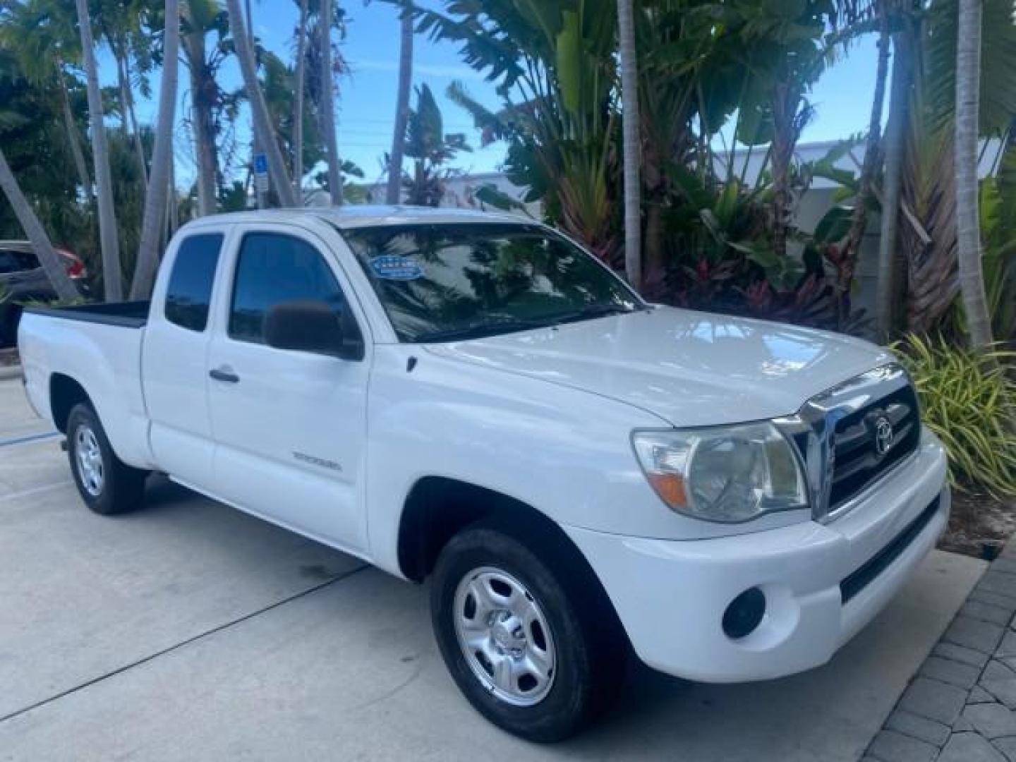 2005 Super White /Graphite Toyota Tacoma LOW MILES 58,735 X CAB (5TETX22N55Z) with an 2.7L DOHC EFI 16-Valve I4 VVT-i Engine engine, Automatic transmission, located at 4701 North Dixie Hwy, Pompano Beach, FL, 33064, (954) 422-2889, 26.240938, -80.123474 - OUR WEBPAGE FLORIDACARS1.COM HAS OVER 100 PHOTOS AND FREE CARFAX LINK 2005 TOYOTA TACOMA VIN: 5TETX22N55Z028901 5 T E T X 2 2 N 5 5 Z 0 2 8 9 0 1 CLUB CAB PICKUP 2.7L I4 F DOHC 16V GASOLINE 26 MPG REAR WHEEL DRIVE Features ABS Brakes AM/FM Stereo Automatic Transmission CD Audio Cloth Seats Cruise Co- Photo#24