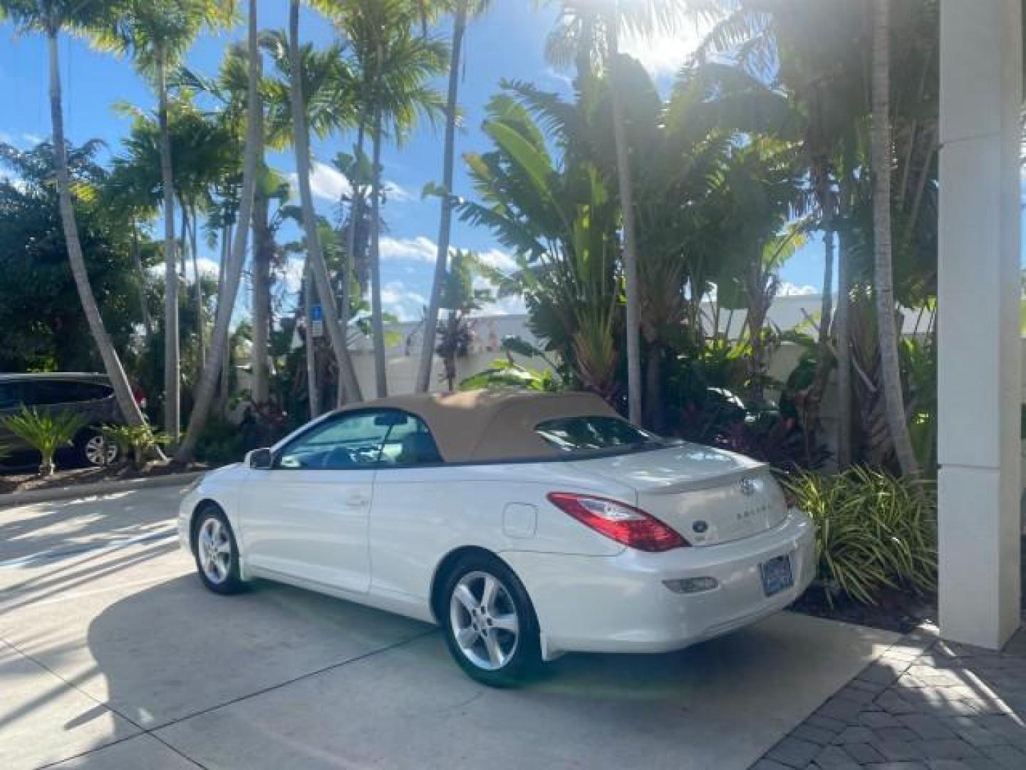2007 Blizzard Pearl /Ivory Toyota Camry Solara SLE LOW MILES 59,911 SOFT TOP (4T1FA38P07U) with an 3.3L DOHC SMPI VVT-i 24-Valve V6 Engine engine, Automatic transmission, located at 4701 North Dixie Hwy, Pompano Beach, FL, 33064, (954) 422-2889, 26.240938, -80.123474 - OUR WEBPAGE FLORIDACARS1.COM HAS OVER 100 PHOTOS AND FREE CARFAX LINK 2007 TOYOTA CAMRY SOLARA SLE V6 VIN: 4T1FA38P07U119420 4 T 1 F A 3 8 P 0 7 U 1 1 9 4 2 0 CONVERTIBLE 3.3L V6 F DOHC 24V GASOLINE 29 MPG FRONT WHEEL DRIVE Features ABS Brakes Air Conditioning Alloy Wheels AM/FM Stereo Automatic Tra - Photo#5