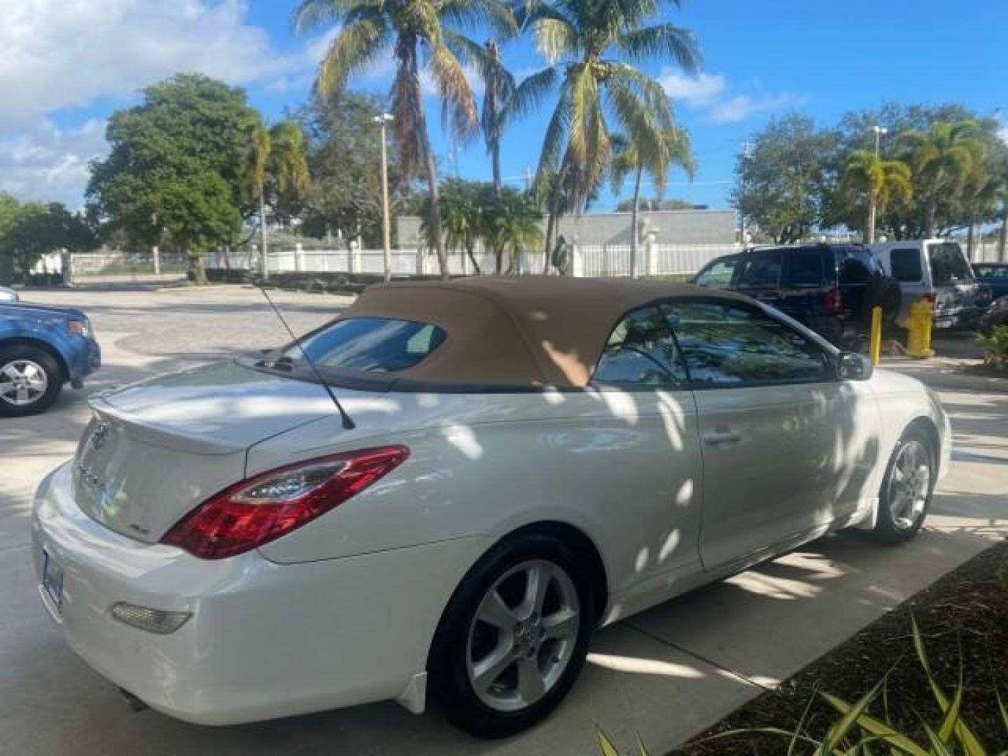 2007 Blizzard Pearl /Ivory Toyota Camry Solara SLE LOW MILES 59,911 SOFT TOP (4T1FA38P07U) with an 3.3L DOHC SMPI VVT-i 24-Valve V6 Engine engine, Automatic transmission, located at 4701 North Dixie Hwy, Pompano Beach, FL, 33064, (954) 422-2889, 26.240938, -80.123474 - OUR WEBPAGE FLORIDACARS1.COM HAS OVER 100 PHOTOS AND FREE CARFAX LINK 2007 TOYOTA CAMRY SOLARA SLE V6 VIN: 4T1FA38P07U119420 4 T 1 F A 3 8 P 0 7 U 1 1 9 4 2 0 CONVERTIBLE 3.3L V6 F DOHC 24V GASOLINE 29 MPG FRONT WHEEL DRIVE Features ABS Brakes Air Conditioning Alloy Wheels AM/FM Stereo Automatic Tra - Photo#7