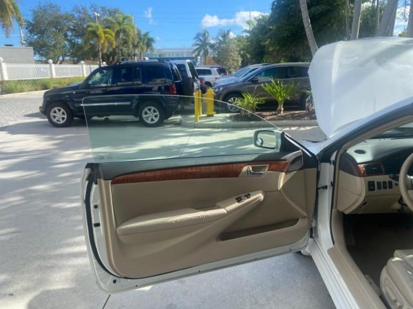 2007 Blizzard Pearl /Ivory Toyota Camry Solara SLE LOW MILES 59,911 SOFT TOP (4T1FA38P07U) with an 3.3L DOHC SMPI VVT-i 24-Valve V6 Engine engine, Automatic transmission, located at 4701 North Dixie Hwy, Pompano Beach, FL, 33064, (954) 422-2889, 26.240938, -80.123474 - OUR WEBPAGE FLORIDACARS1.COM HAS OVER 100 PHOTOS AND FREE CARFAX LINK 2007 TOYOTA CAMRY SOLARA SLE V6 VIN: 4T1FA38P07U119420 4 T 1 F A 3 8 P 0 7 U 1 1 9 4 2 0 CONVERTIBLE 3.3L V6 F DOHC 24V GASOLINE 29 MPG FRONT WHEEL DRIVE Features ABS Brakes Air Conditioning Alloy Wheels AM/FM Stereo Automatic Tra - Photo#9