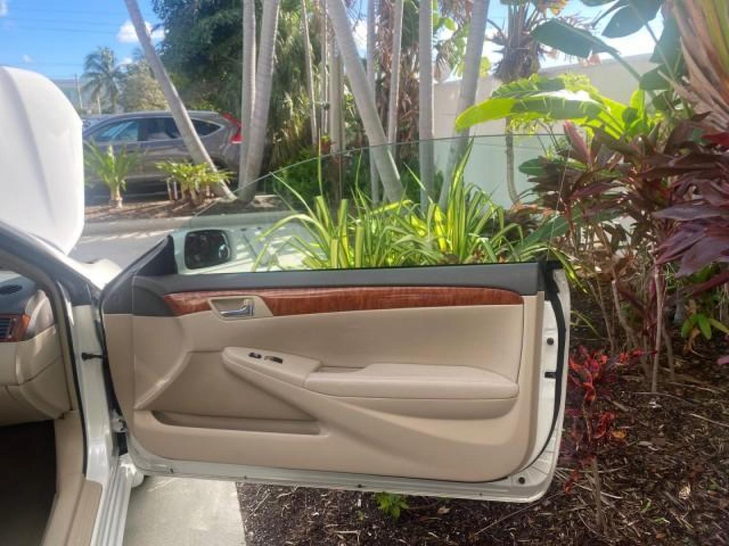 2007 Blizzard Pearl /Ivory Toyota Camry Solara SLE LOW MILES 59,911 SOFT TOP (4T1FA38P07U) with an 3.3L DOHC SMPI VVT-i 24-Valve V6 Engine engine, Automatic transmission, located at 4701 North Dixie Hwy, Pompano Beach, FL, 33064, (954) 422-2889, 26.240938, -80.123474 - OUR WEBPAGE FLORIDACARS1.COM HAS OVER 100 PHOTOS AND FREE CARFAX LINK 2007 TOYOTA CAMRY SOLARA SLE V6 VIN: 4T1FA38P07U119420 4 T 1 F A 3 8 P 0 7 U 1 1 9 4 2 0 CONVERTIBLE 3.3L V6 F DOHC 24V GASOLINE 29 MPG FRONT WHEEL DRIVE Features ABS Brakes Air Conditioning Alloy Wheels AM/FM Stereo Automatic Tra - Photo#11