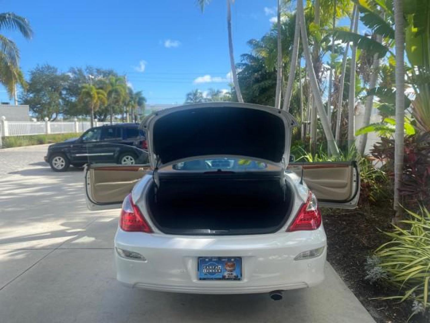 2007 Blizzard Pearl /Ivory Toyota Camry Solara SLE LOW MILES 59,911 SOFT TOP (4T1FA38P07U) with an 3.3L DOHC SMPI VVT-i 24-Valve V6 Engine engine, Automatic transmission, located at 4701 North Dixie Hwy, Pompano Beach, FL, 33064, (954) 422-2889, 26.240938, -80.123474 - OUR WEBPAGE FLORIDACARS1.COM HAS OVER 100 PHOTOS AND FREE CARFAX LINK 2007 TOYOTA CAMRY SOLARA SLE V6 VIN: 4T1FA38P07U119420 4 T 1 F A 3 8 P 0 7 U 1 1 9 4 2 0 CONVERTIBLE 3.3L V6 F DOHC 24V GASOLINE 29 MPG FRONT WHEEL DRIVE Features ABS Brakes Air Conditioning Alloy Wheels AM/FM Stereo Automatic Tra - Photo#15