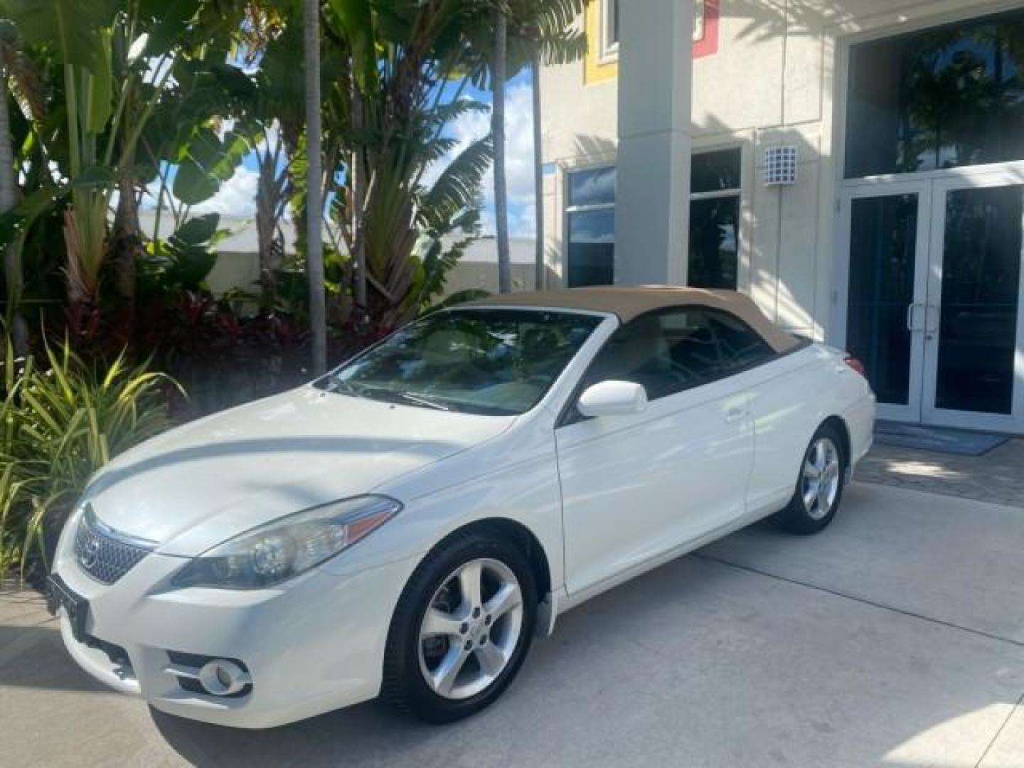 2007 Blizzard Pearl /Ivory Toyota Camry Solara SLE LOW MILES 59,911 SOFT TOP (4T1FA38P07U) with an 3.3L DOHC SMPI VVT-i 24-Valve V6 Engine engine, Automatic transmission, located at 4701 North Dixie Hwy, Pompano Beach, FL, 33064, (954) 422-2889, 26.240938, -80.123474 - OUR WEBPAGE FLORIDACARS1.COM HAS OVER 100 PHOTOS AND FREE CARFAX LINK 2007 TOYOTA CAMRY SOLARA SLE V6 VIN: 4T1FA38P07U119420 4 T 1 F A 3 8 P 0 7 U 1 1 9 4 2 0 CONVERTIBLE 3.3L V6 F DOHC 24V GASOLINE 29 MPG FRONT WHEEL DRIVE Features ABS Brakes Air Conditioning Alloy Wheels AM/FM Stereo Automatic Tra - Photo#32