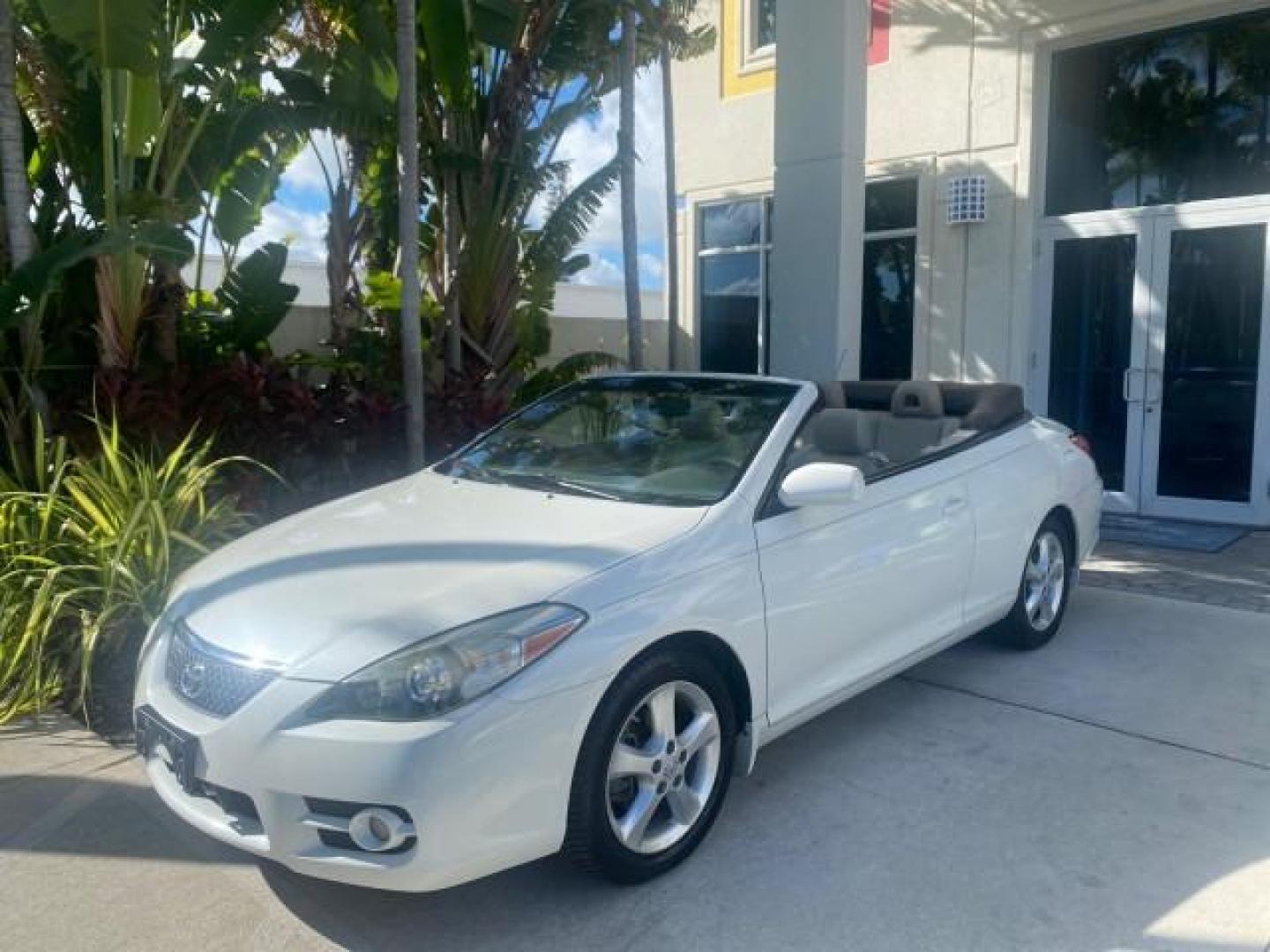 2007 Blizzard Pearl /Ivory Toyota Camry Solara SLE LOW MILES 59,911 SOFT TOP (4T1FA38P07U) with an 3.3L DOHC SMPI VVT-i 24-Valve V6 Engine engine, Automatic transmission, located at 4701 North Dixie Hwy, Pompano Beach, FL, 33064, (954) 422-2889, 26.240938, -80.123474 - OUR WEBPAGE FLORIDACARS1.COM HAS OVER 100 PHOTOS AND FREE CARFAX LINK 2007 TOYOTA CAMRY SOLARA SLE V6 VIN: 4T1FA38P07U119420 4 T 1 F A 3 8 P 0 7 U 1 1 9 4 2 0 CONVERTIBLE 3.3L V6 F DOHC 24V GASOLINE 29 MPG FRONT WHEEL DRIVE Features ABS Brakes Air Conditioning Alloy Wheels AM/FM Stereo Automatic Tra - Photo#33