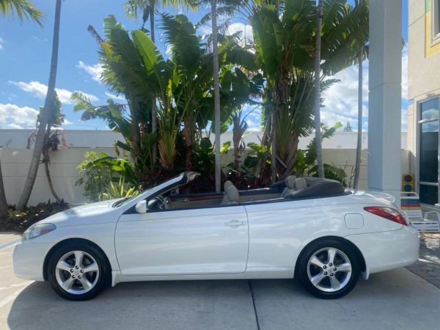 2007 Blizzard Pearl /Ivory Toyota Camry Solara SLE LOW MILES 59,911 SOFT TOP (4T1FA38P07U) with an 3.3L DOHC SMPI VVT-i 24-Valve V6 Engine engine, Automatic transmission, located at 4701 North Dixie Hwy, Pompano Beach, FL, 33064, (954) 422-2889, 26.240938, -80.123474 - OUR WEBPAGE FLORIDACARS1.COM HAS OVER 100 PHOTOS AND FREE CARFAX LINK 2007 TOYOTA CAMRY SOLARA SLE V6 VIN: 4T1FA38P07U119420 4 T 1 F A 3 8 P 0 7 U 1 1 9 4 2 0 CONVERTIBLE 3.3L V6 F DOHC 24V GASOLINE 29 MPG FRONT WHEEL DRIVE Features ABS Brakes Air Conditioning Alloy Wheels AM/FM Stereo Automatic Tra - Photo#36